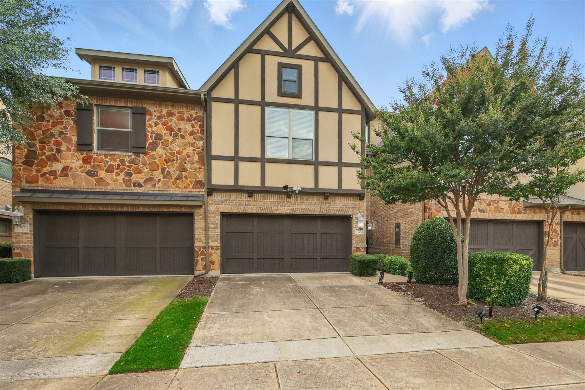 934 Brook Forest LN, Euless, TX 76039