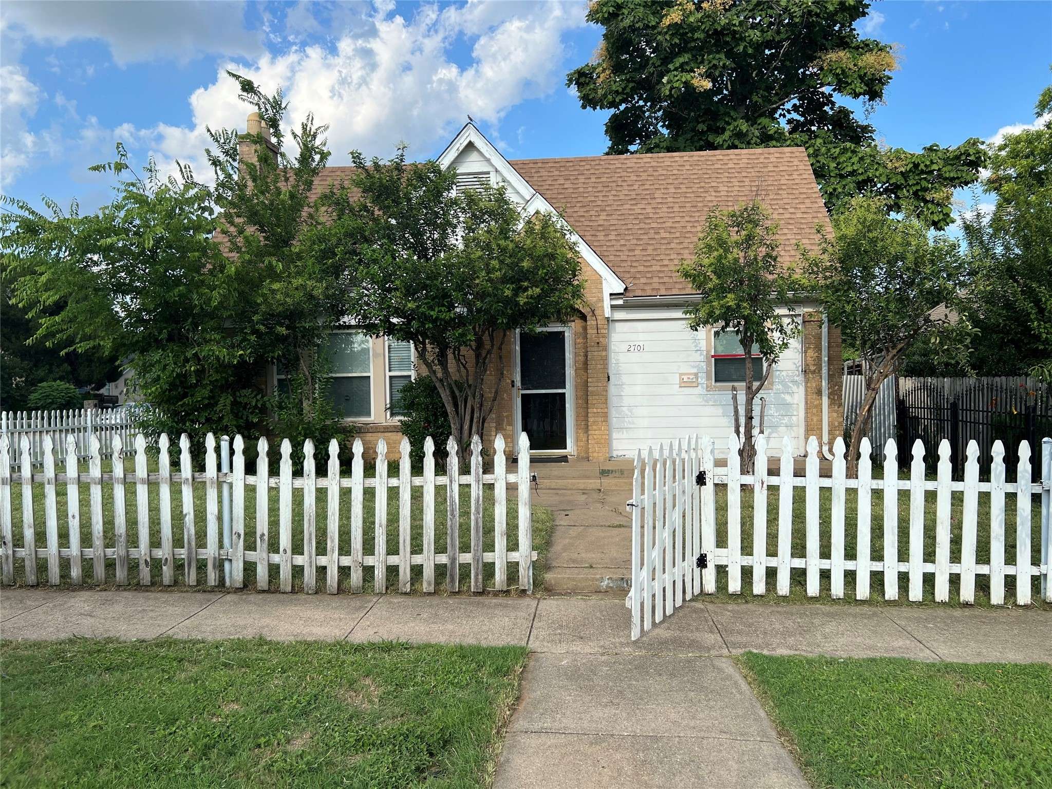 2701 Stuart DR, Fort Worth, TX 76104