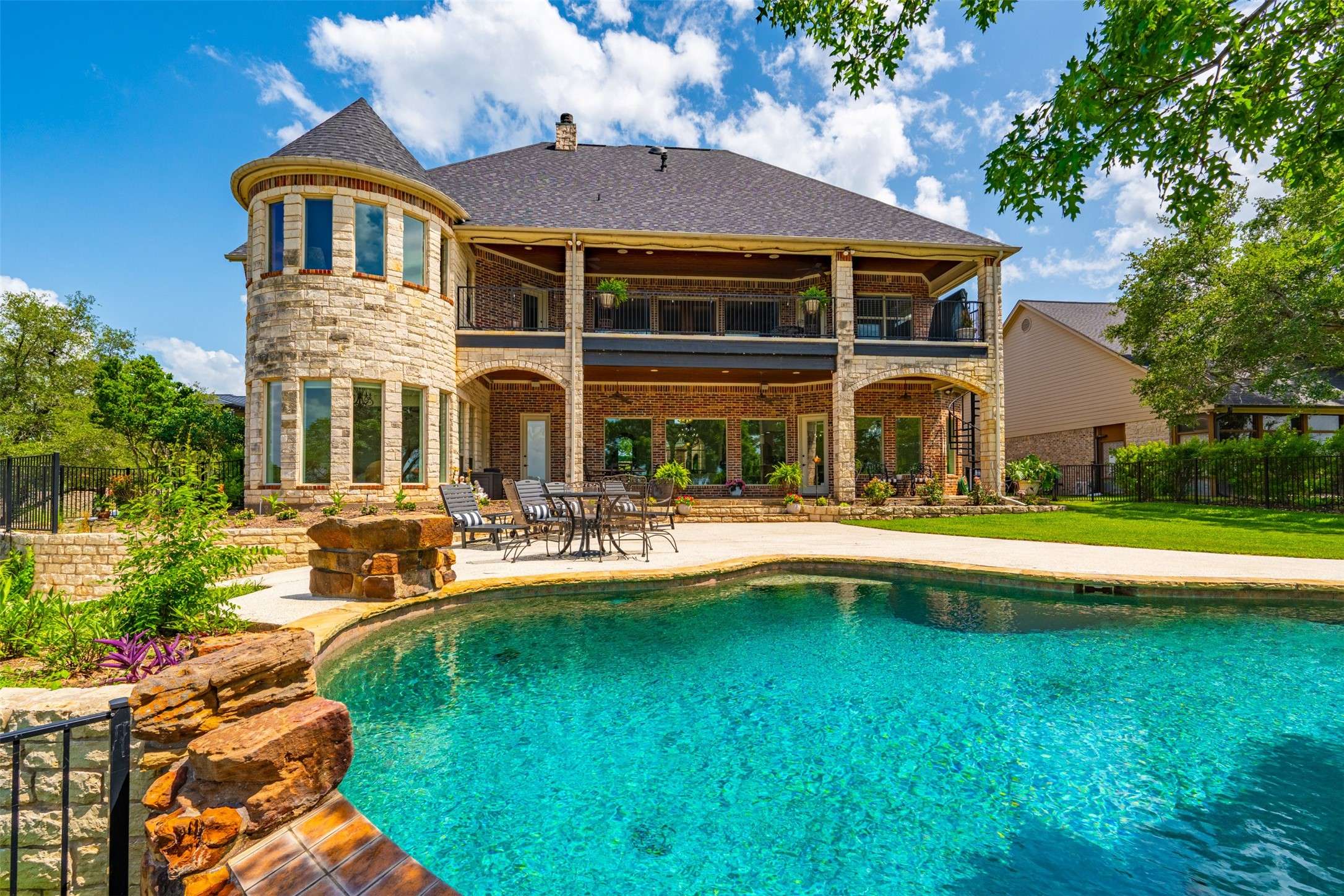 1916 W Emerald Bend CT, Granbury, TX 76049