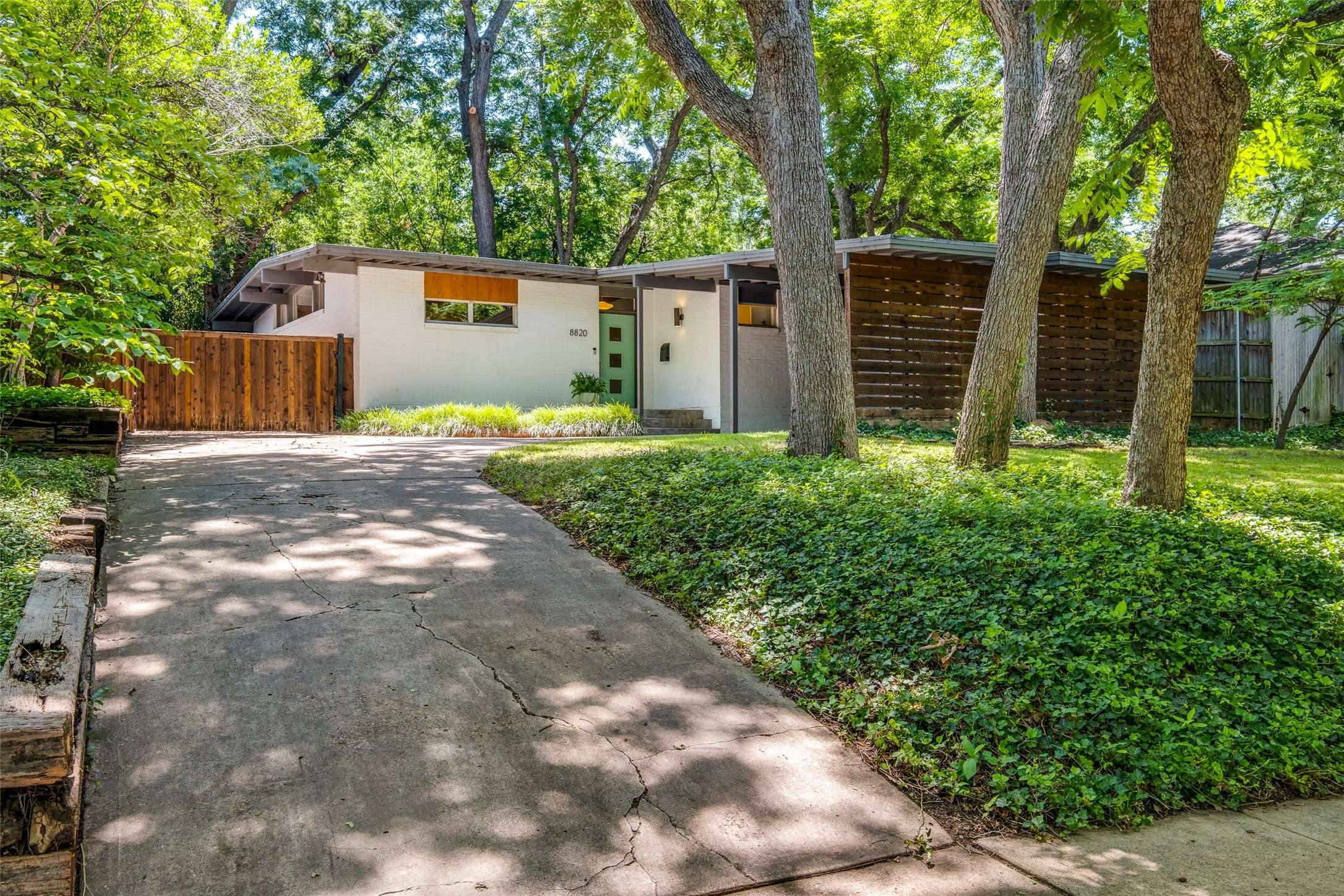 8820 Vinewood DR, Dallas, TX 75228