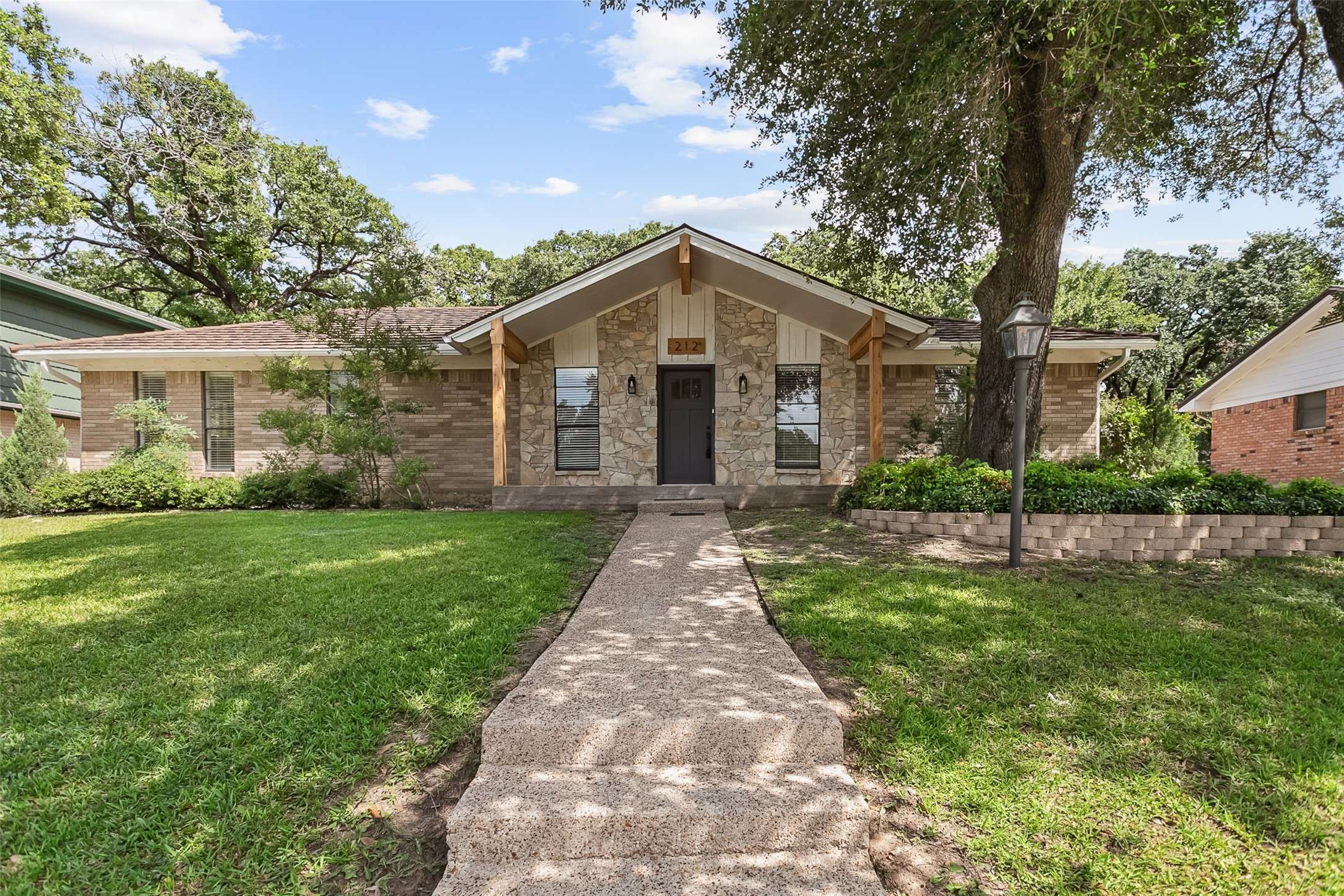 212 Timberlake DR, Azle, TX 76020