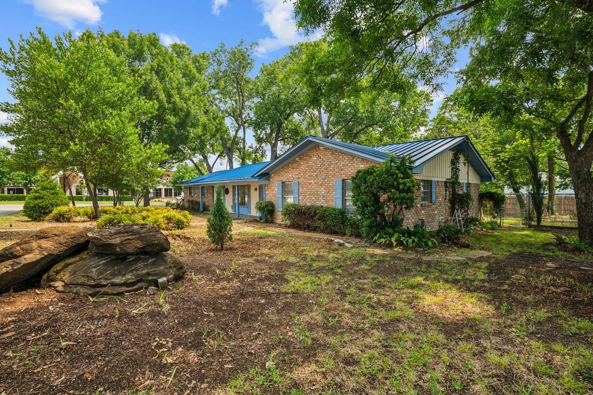 305 Bluebonnet DR, Grapevine, TX 76051