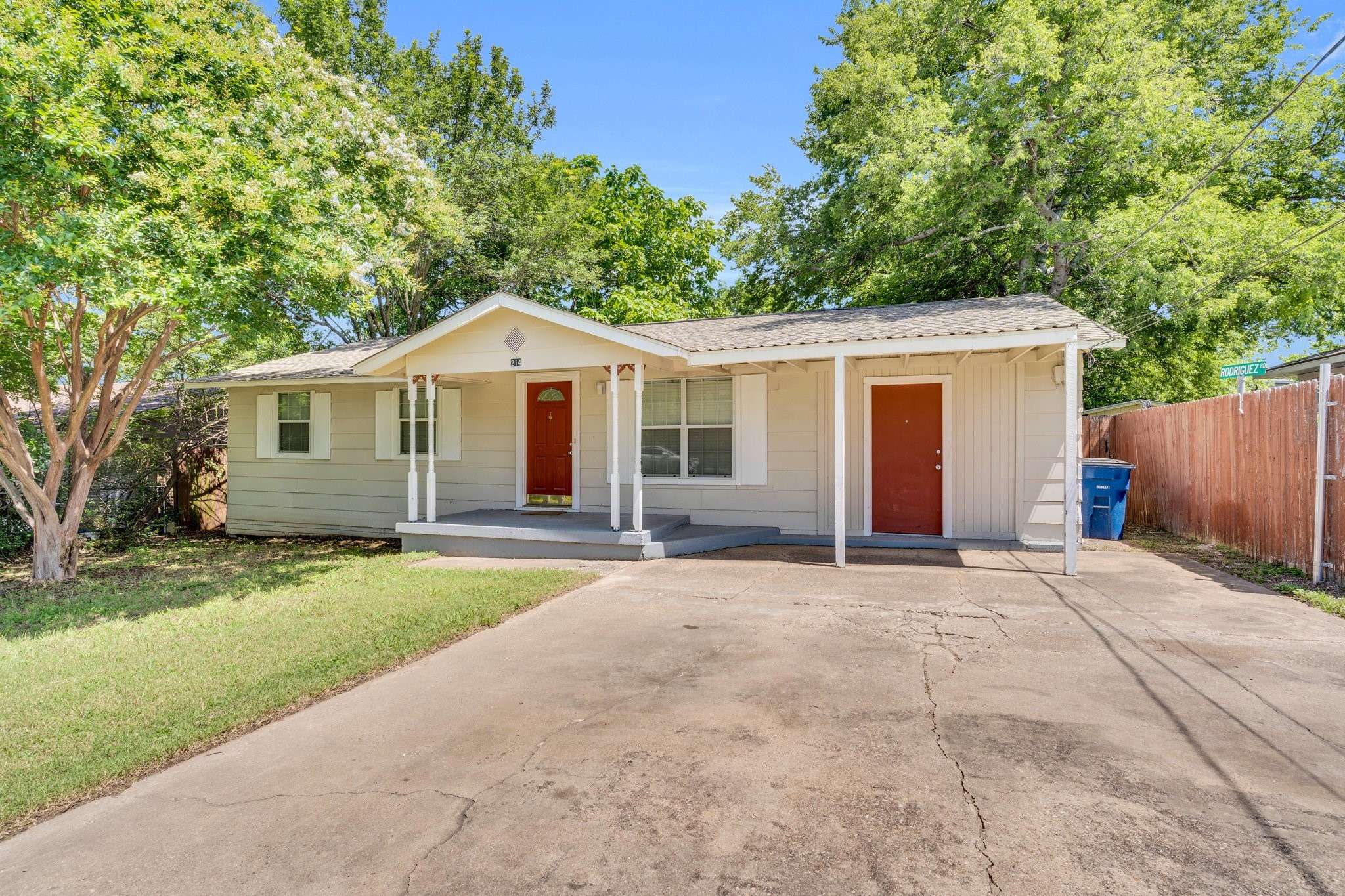 214 Hill LN, Red Oak, TX 75154