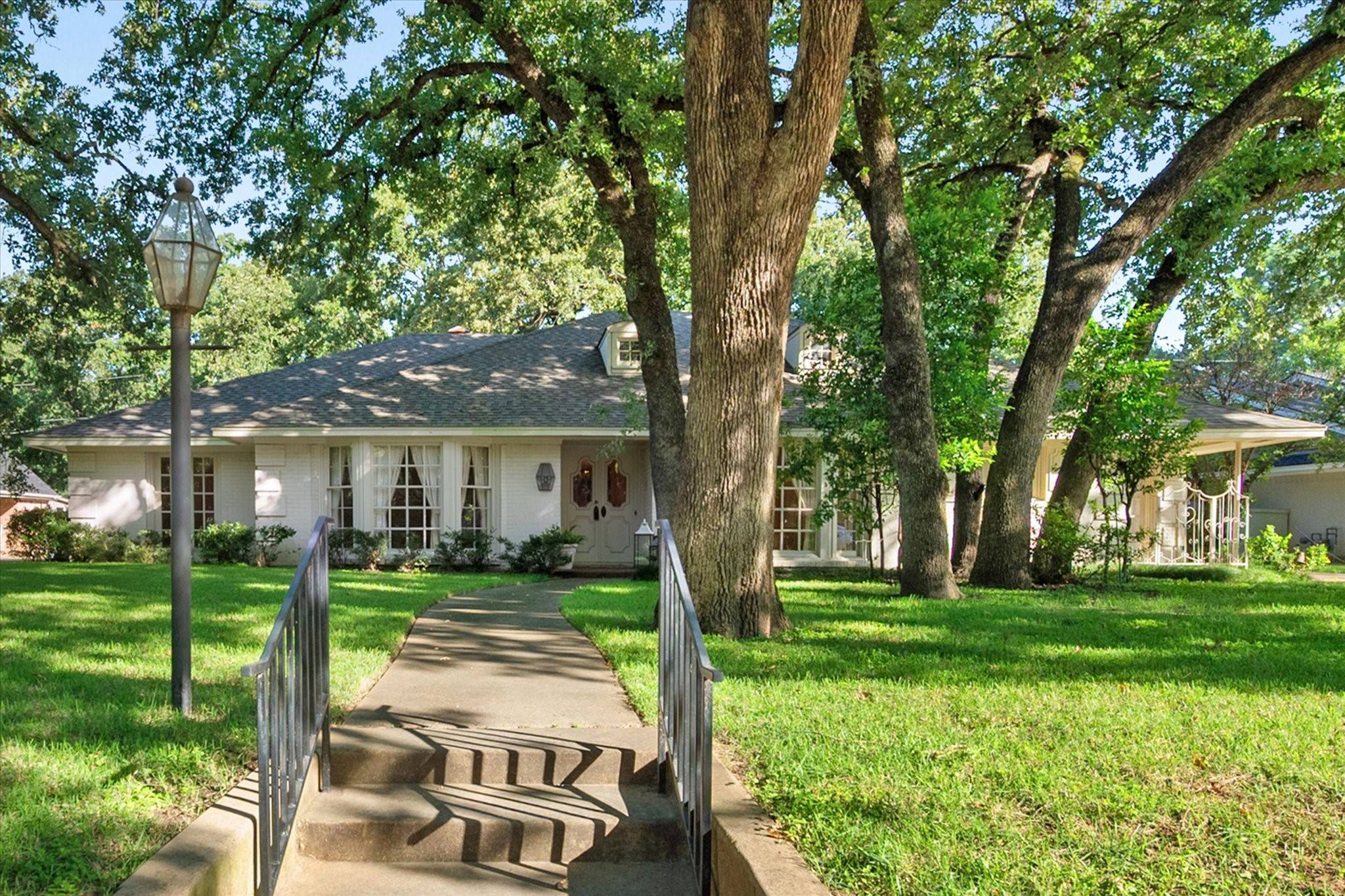 1008 Dobbins RD, Corsicana, TX 75110