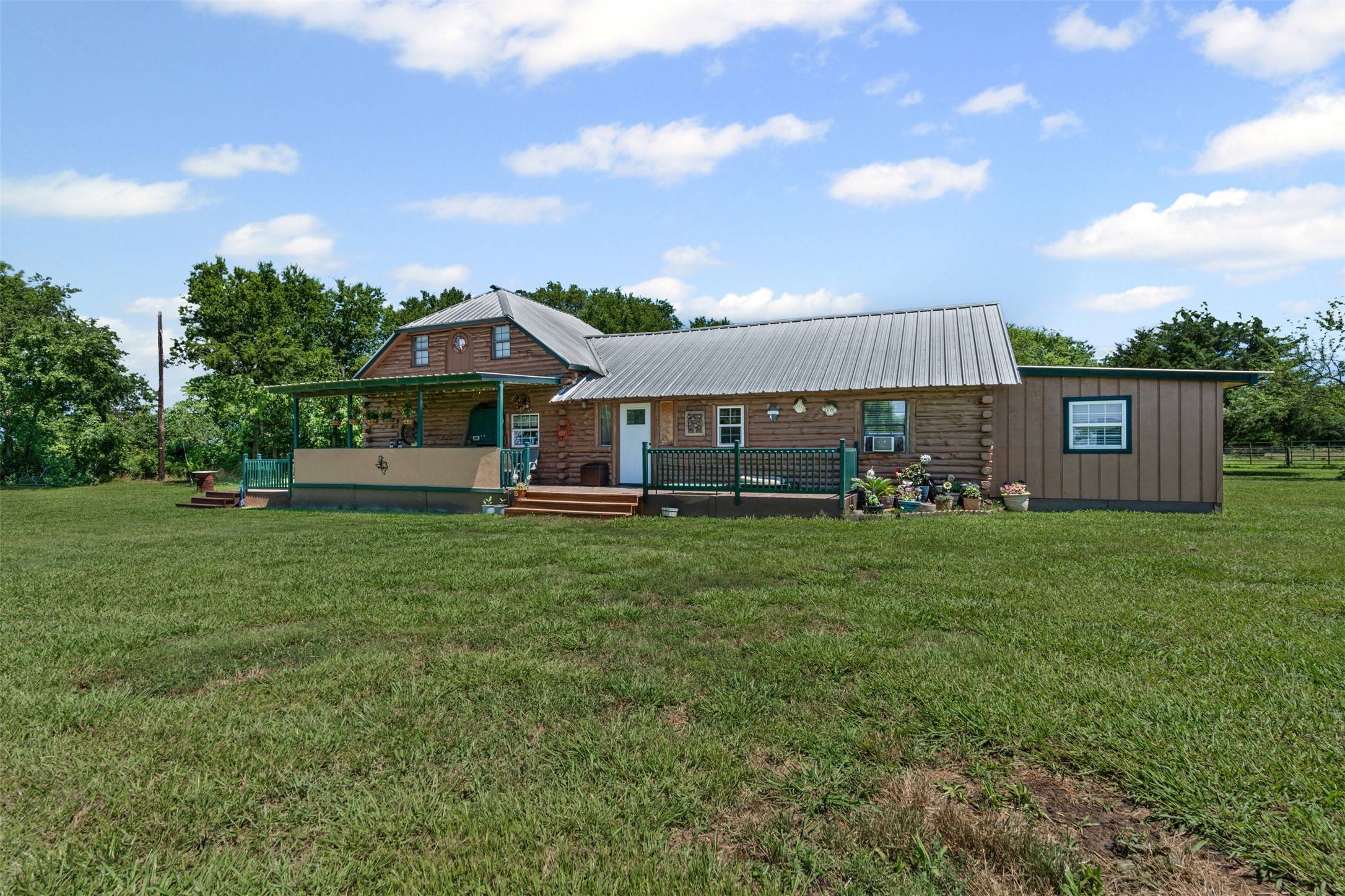 Wolfe City, TX 75496,901 County Road 3925