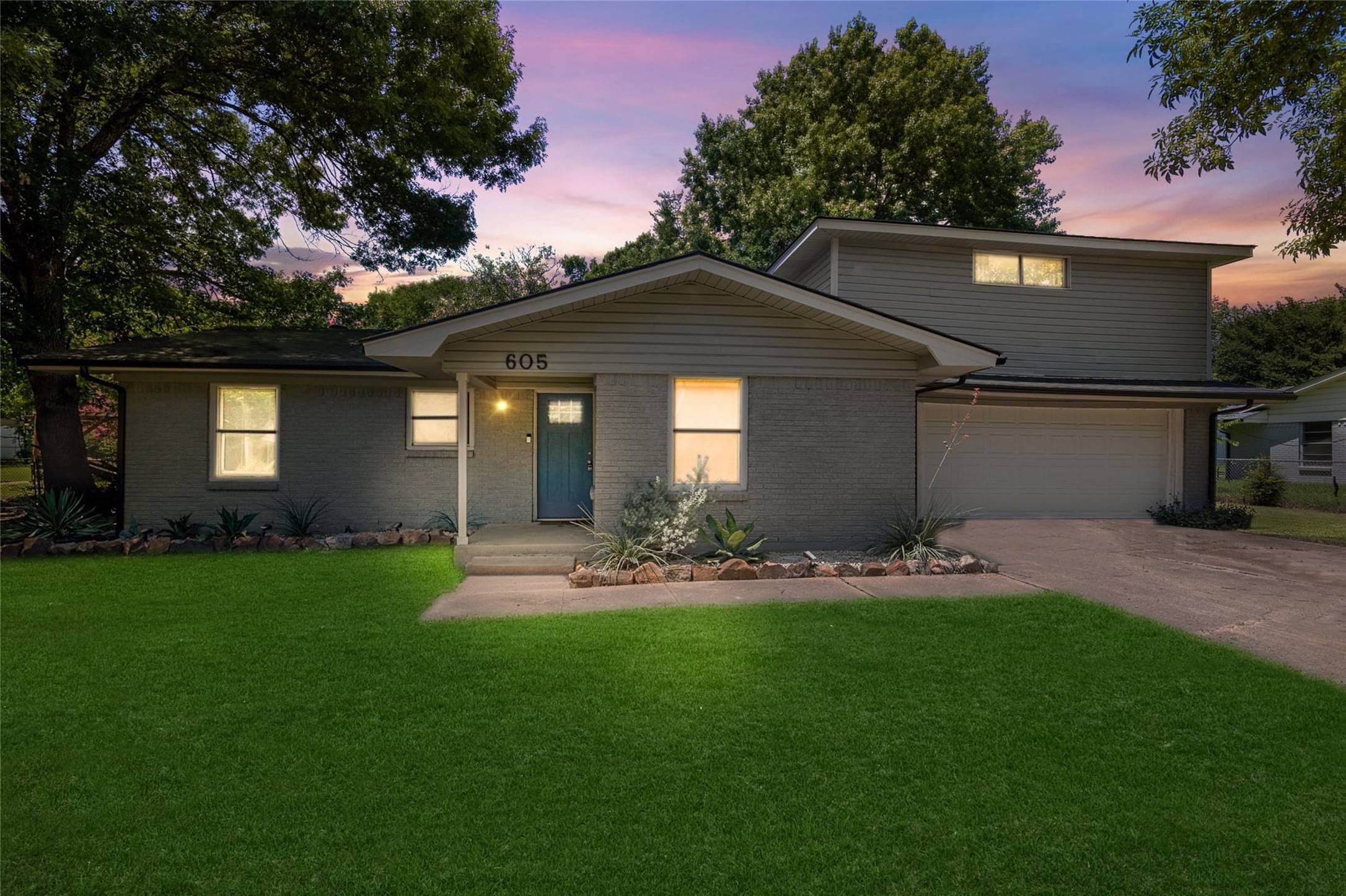 605 Loma Alta ST, Ennis, TX 75119