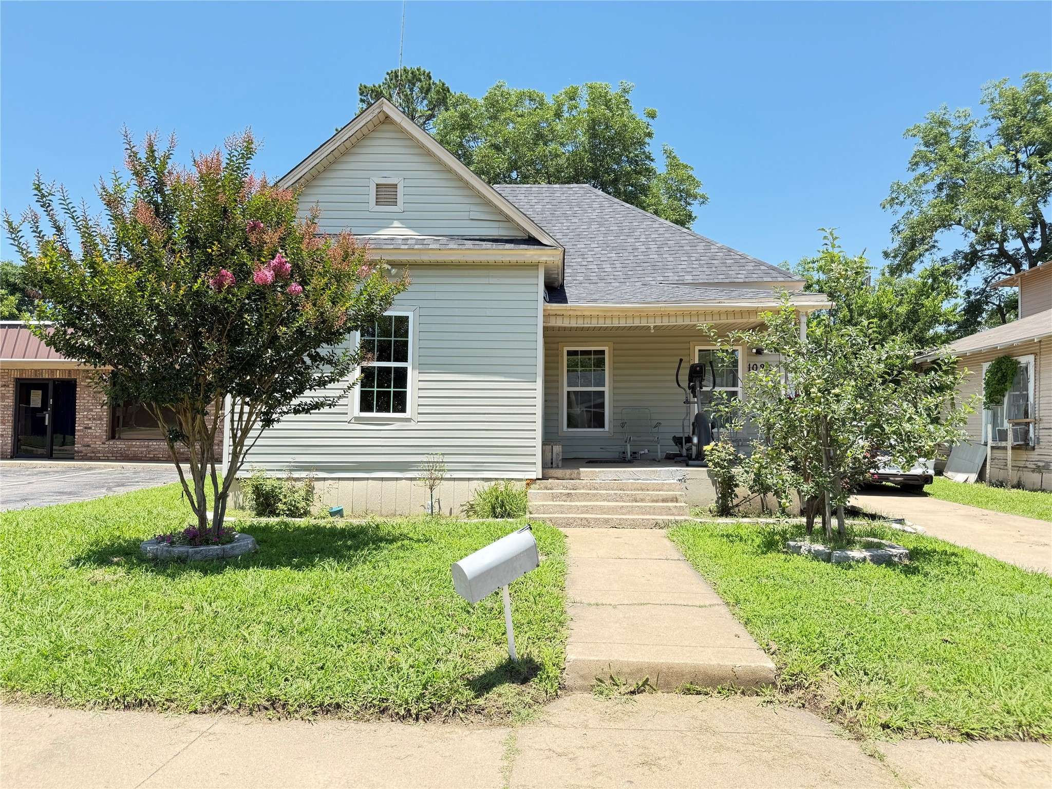 1027 W Crawford ST, Denison, TX 75020