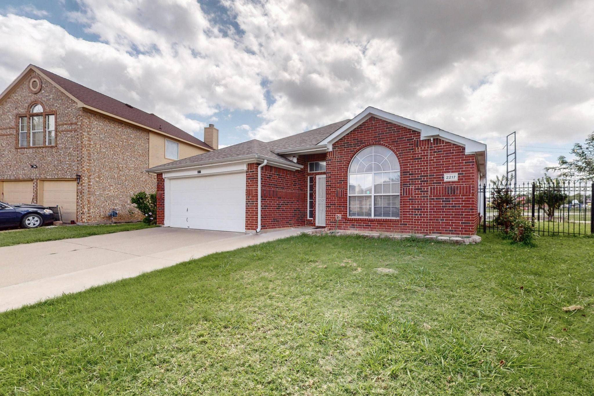 2217 Sophie LN, Arlington, TX 76010