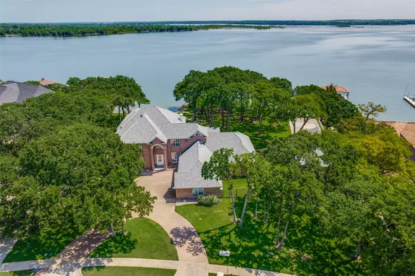 452 Windjammer LN, Azle, TX 76020