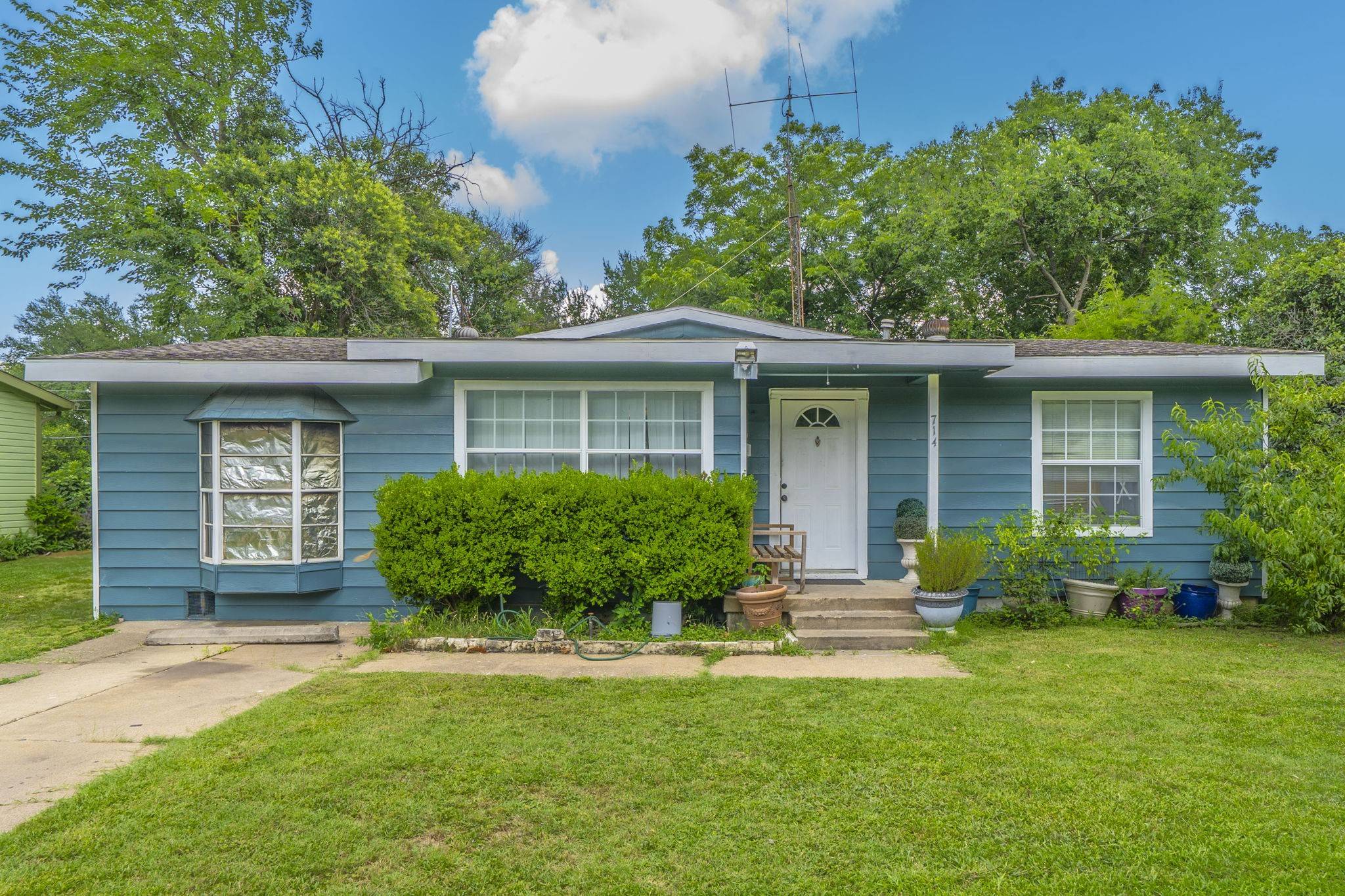 714 Macgregor DR, Grand Prairie, TX 75050
