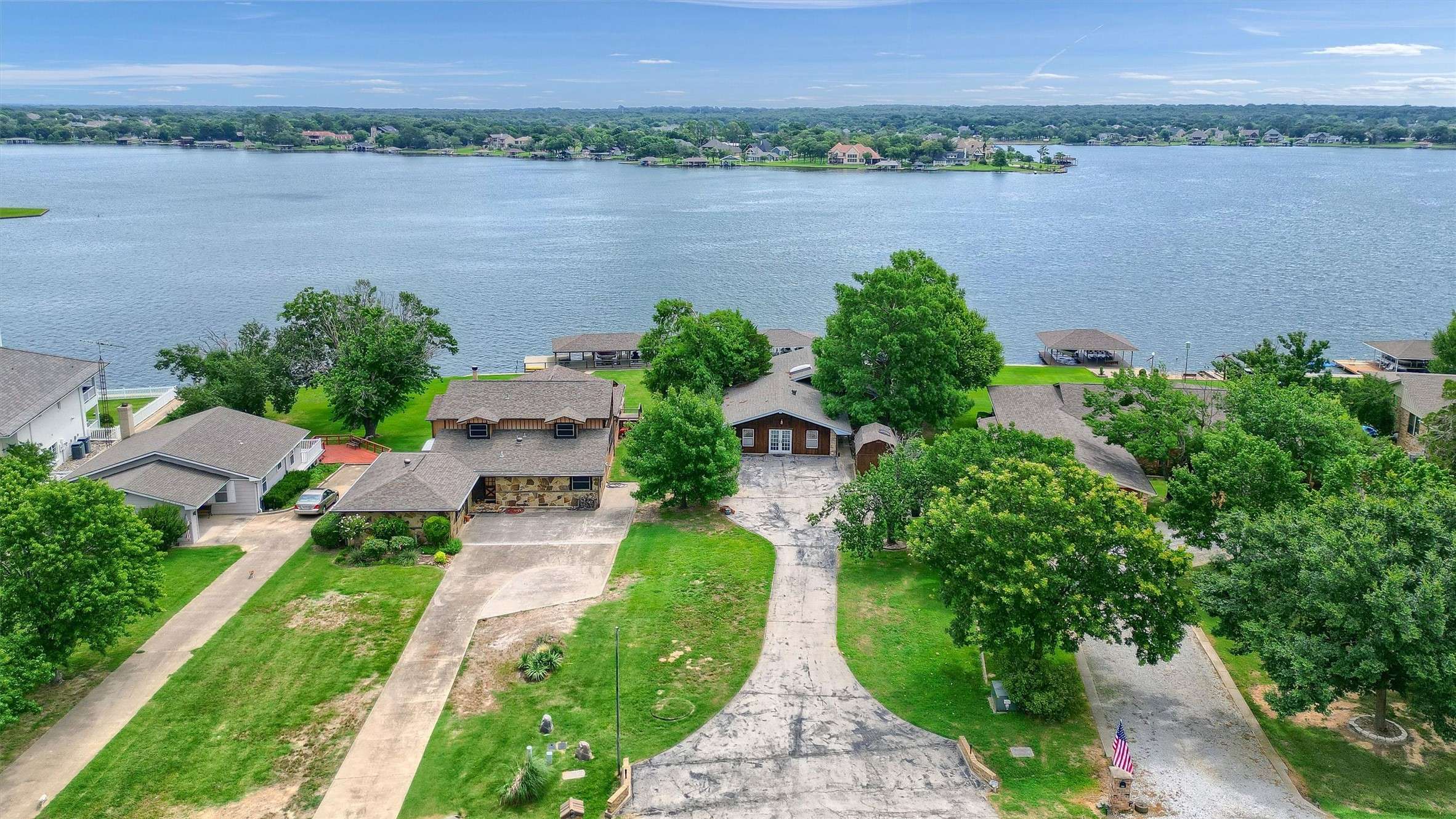 105 Cheyenne DR, Lake Kiowa, TX 76240