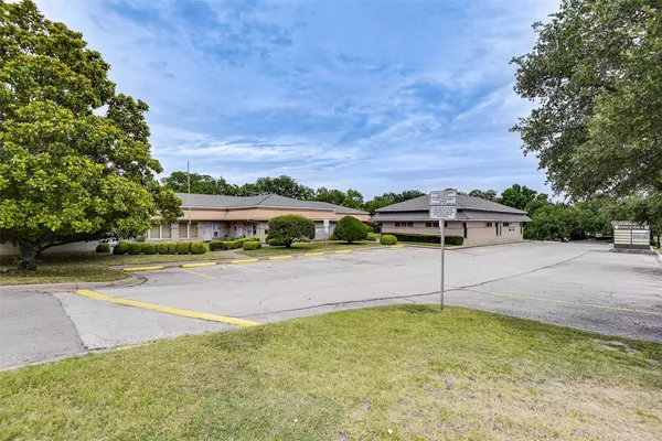 527 W Wheatland, Duncanville, TX 75116