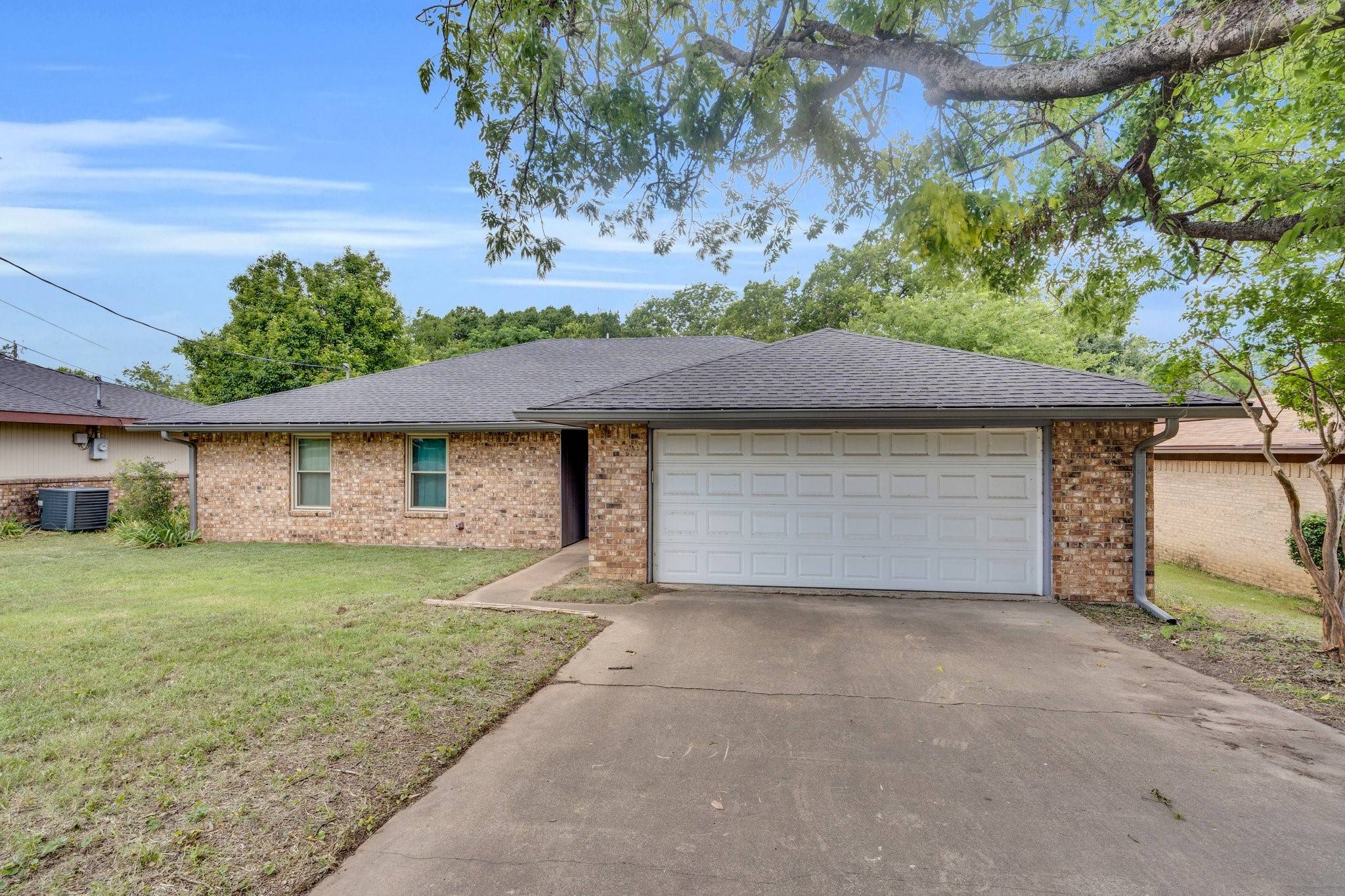 1767 Meadow Crest LN, Duncanville, TX 75137