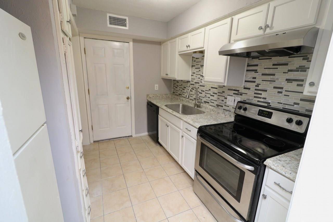 806 Courtenay PL, Garland, TX 75040
