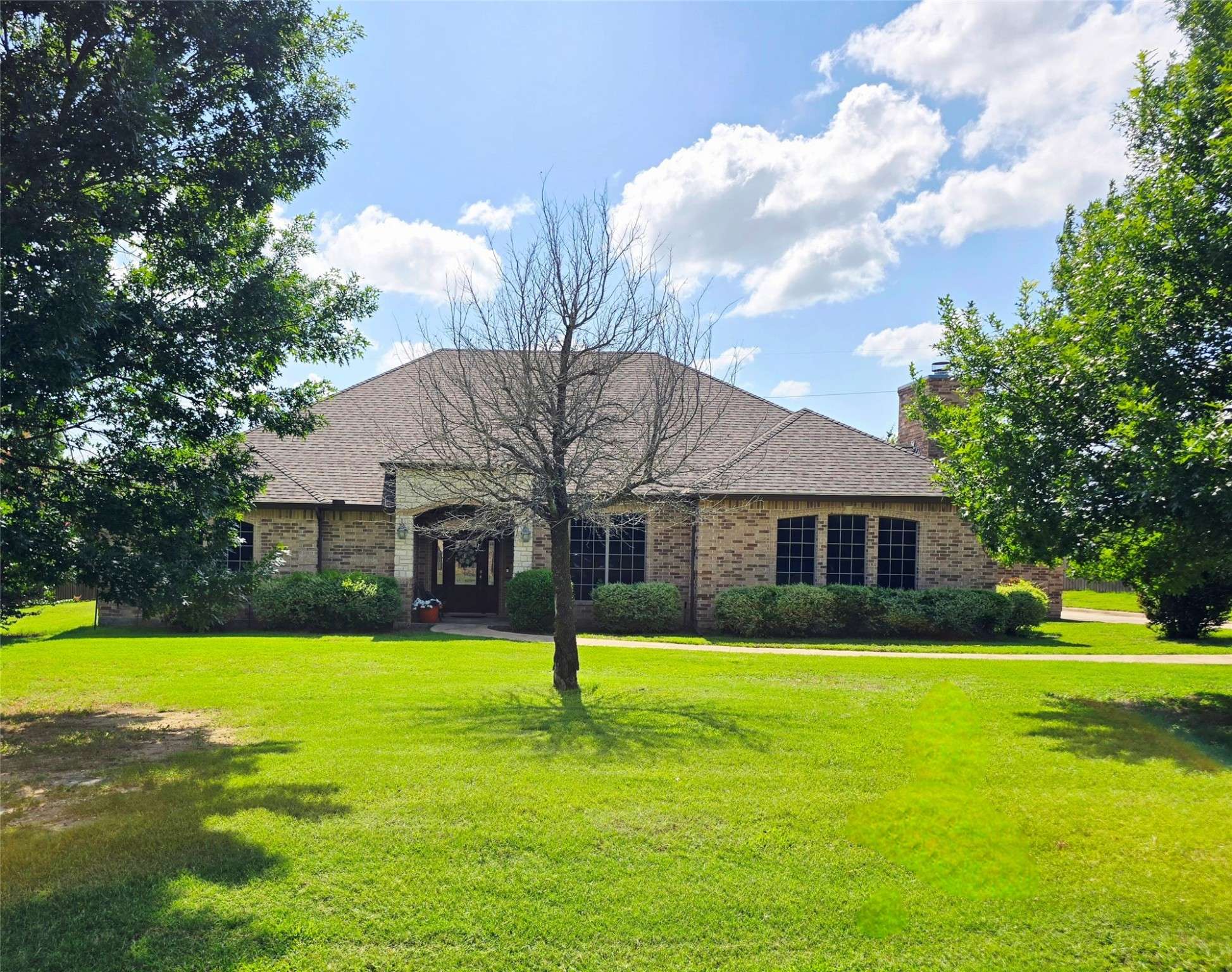 1921 Willow Bend DR, Oak Leaf, TX 75154