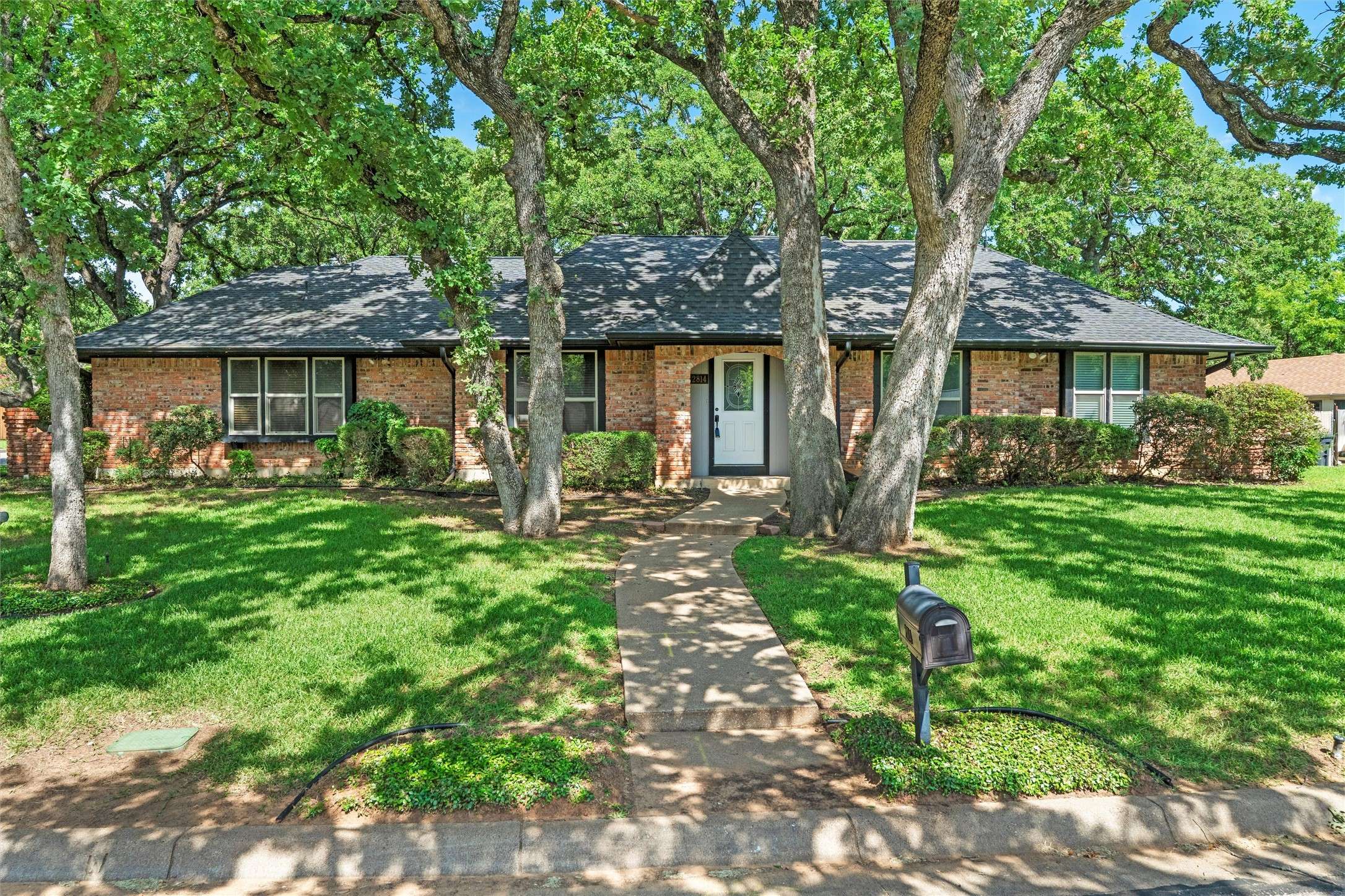 2814 Greenbrook DR, Arlington, TX 76016