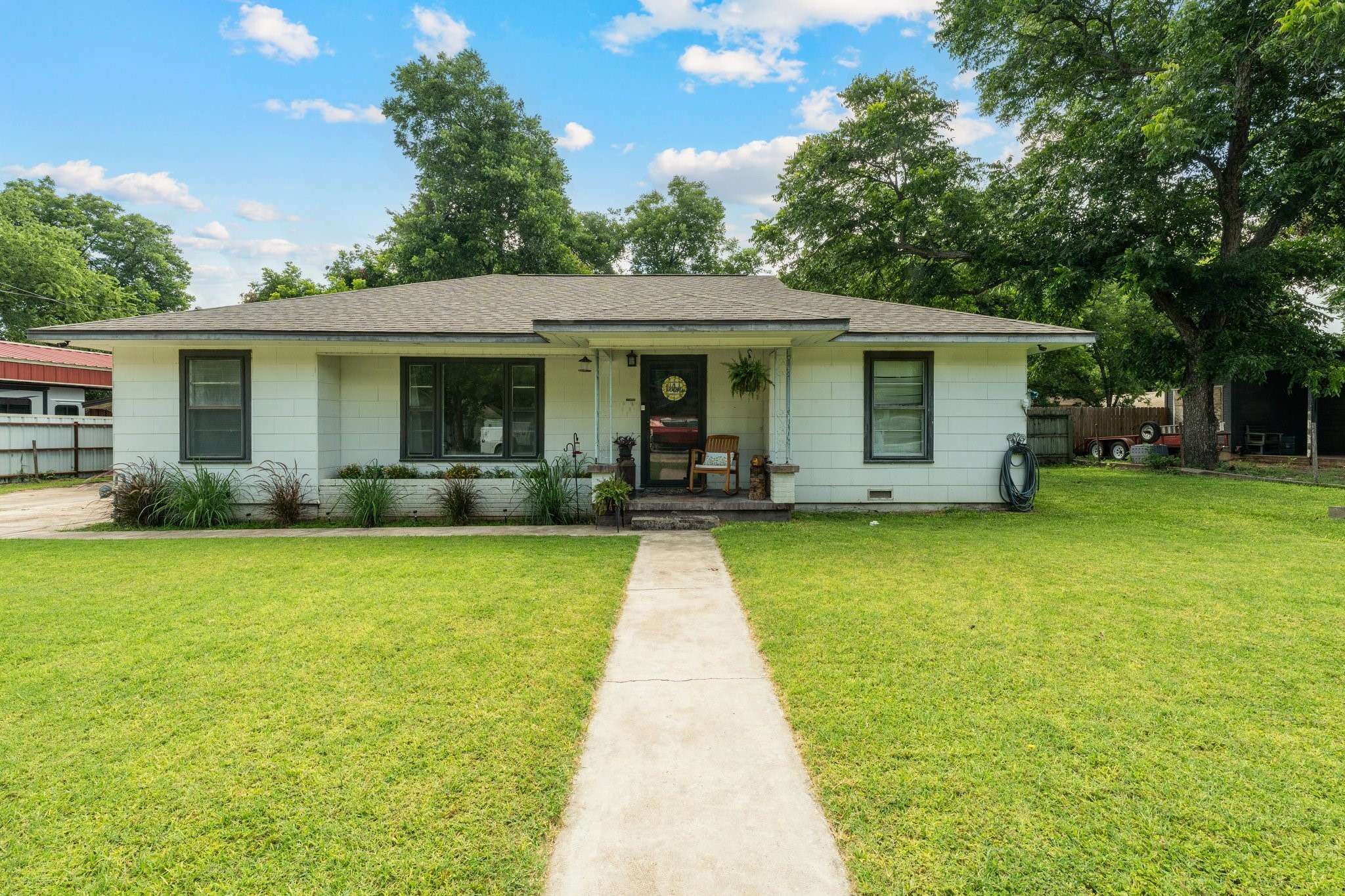 725 S Austin ST, De Leon, TX 76444