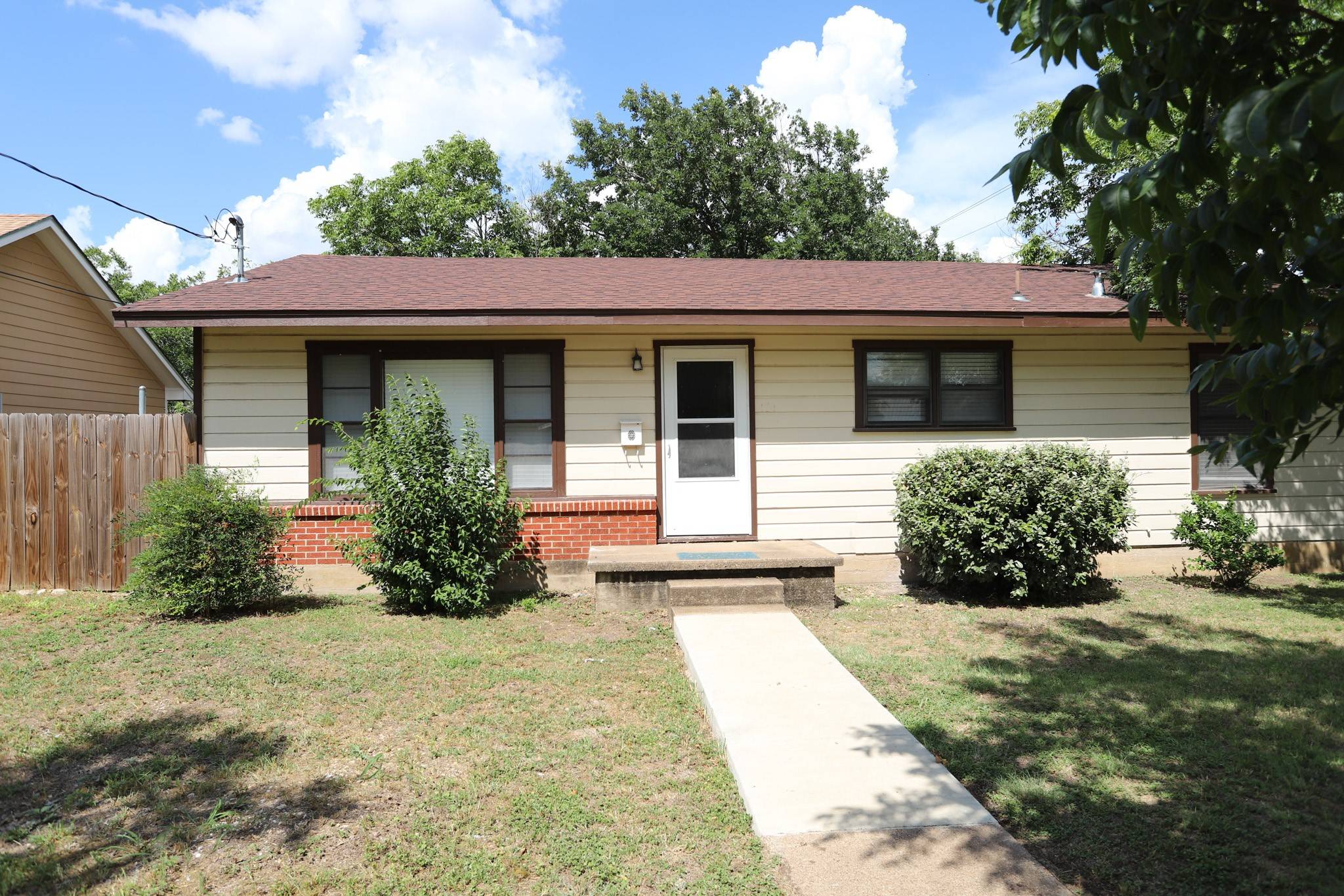 1020 S Adams ST, Mcgregor, TX 76657