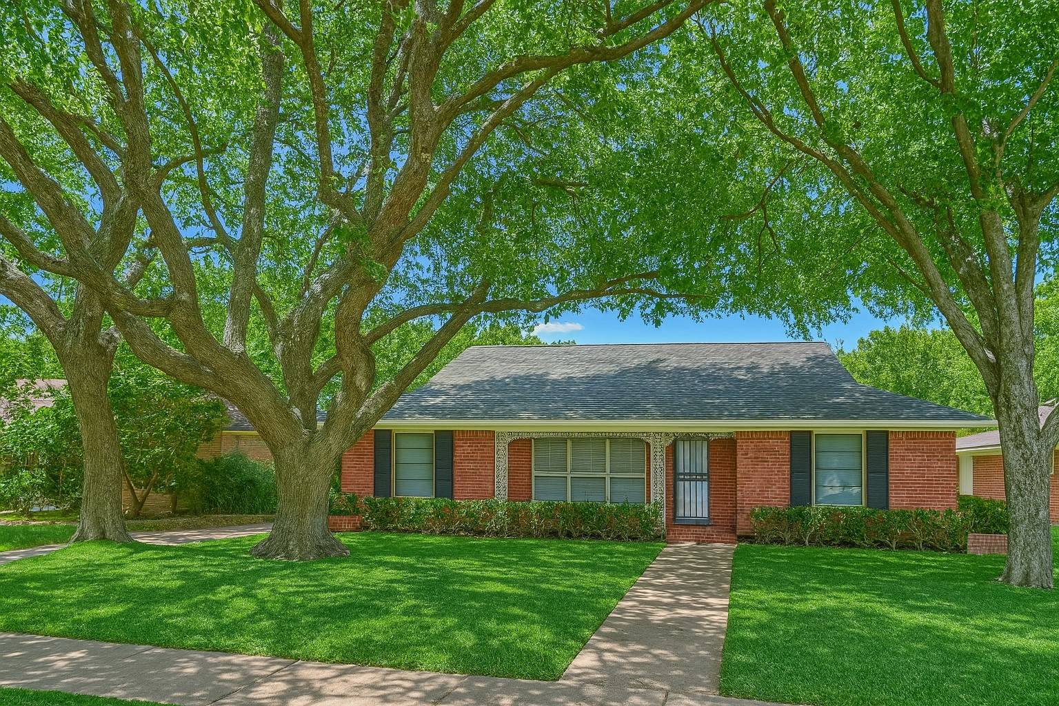 6729 Ravendale LN, Dallas, TX 75214