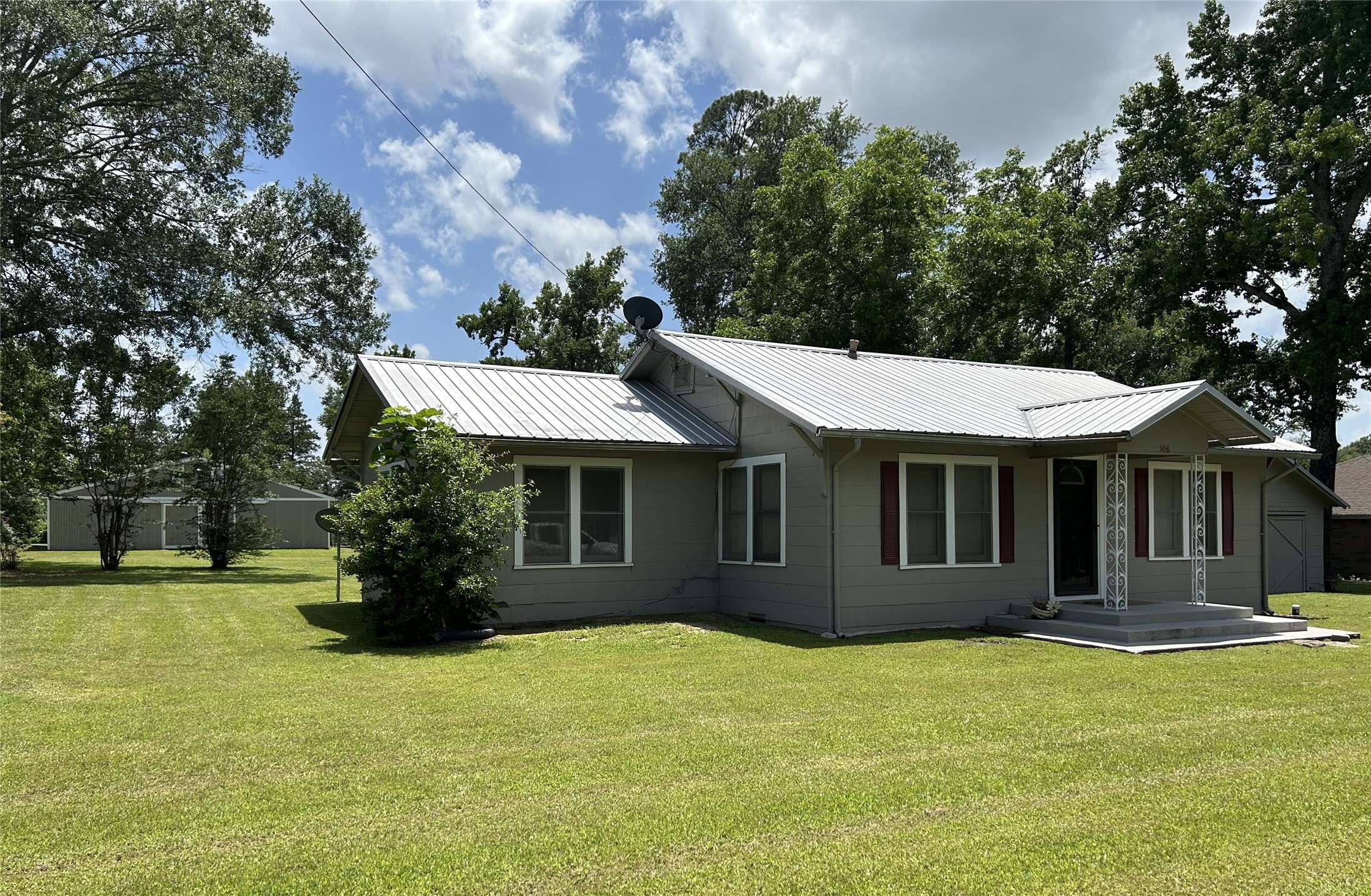 506 Clarksville, Bogata, TX 75417