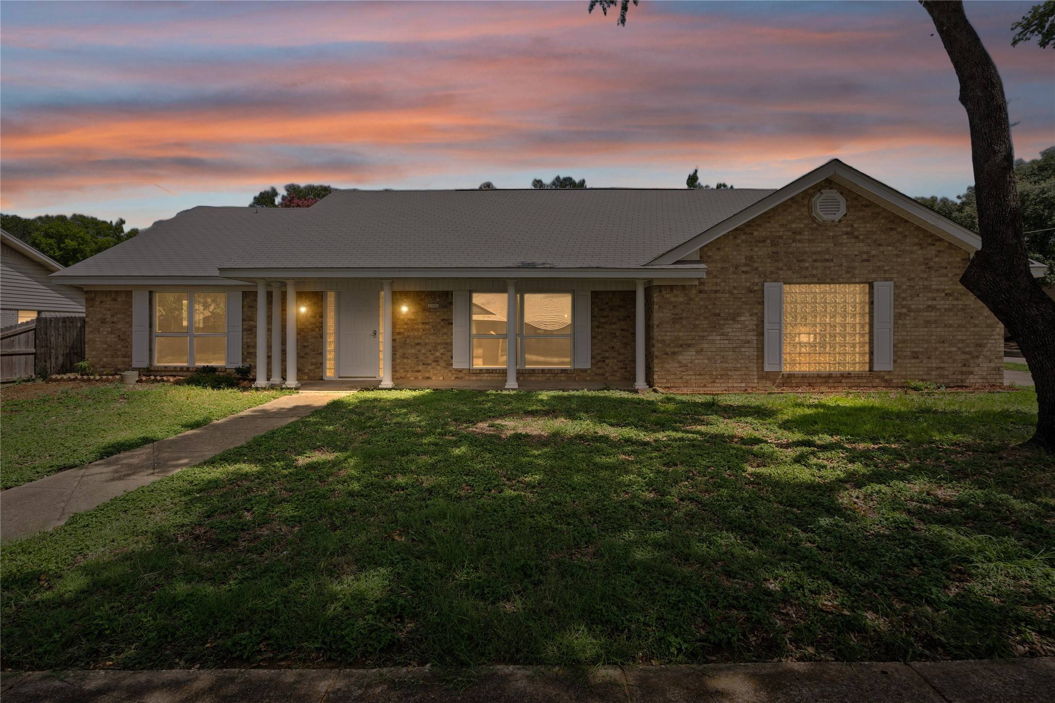 3301 Peachtree LN, Pantego, TX 76013