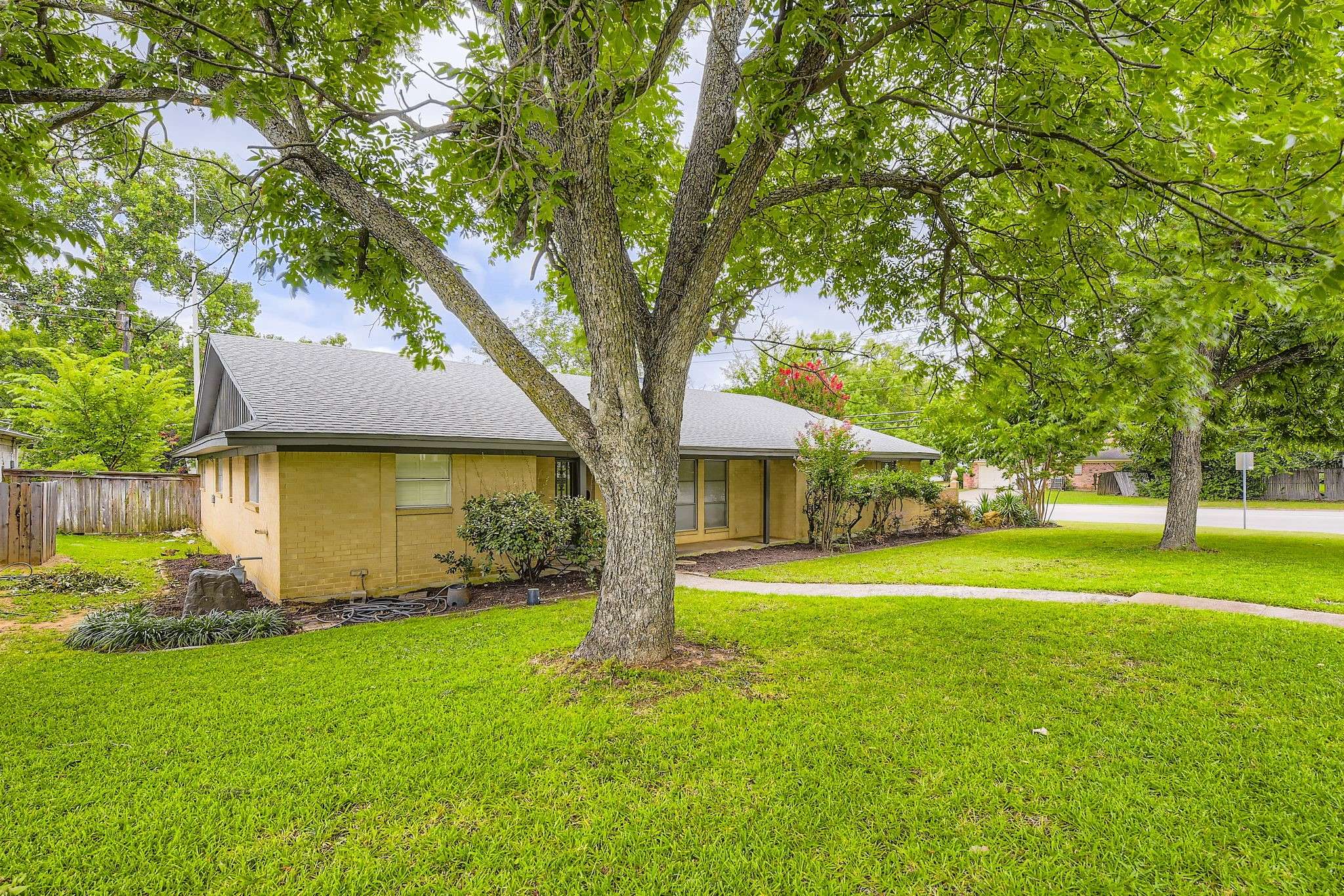 7400 Yolanda DR, Fort Worth, TX 76112
