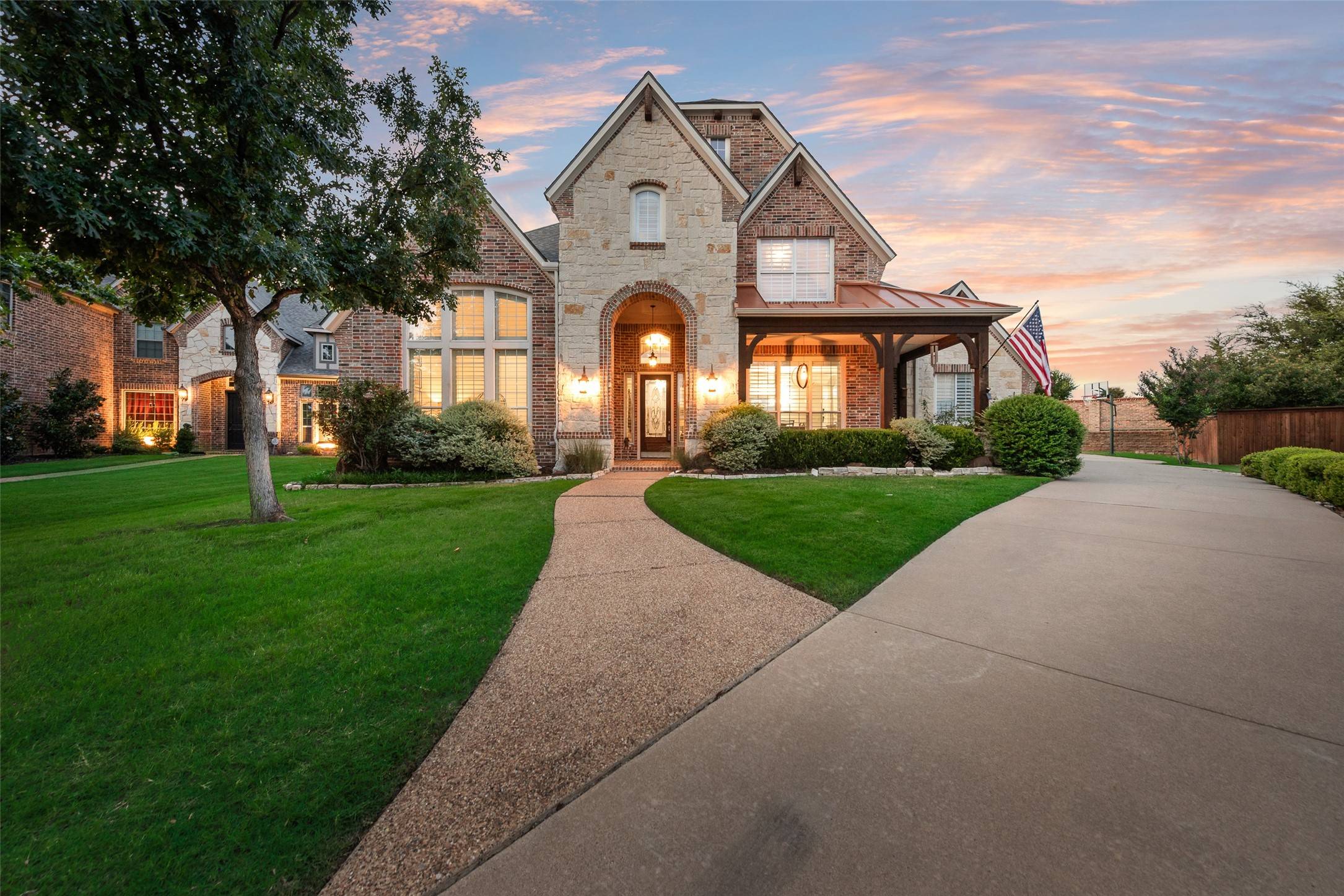9024 Thompson DR, Lantana, TX 76226