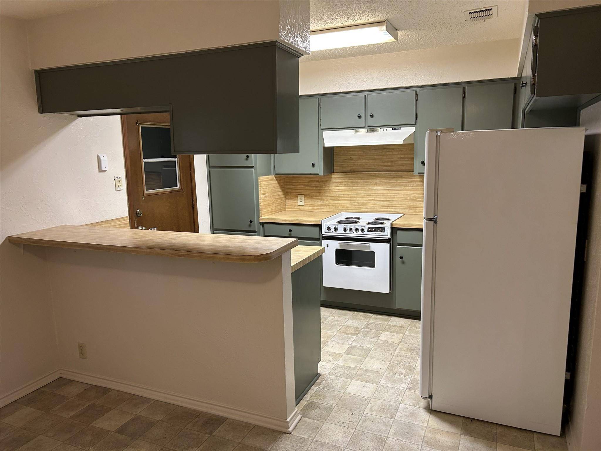 1300 N Nolan River RD #B, Cleburne, TX 76033
