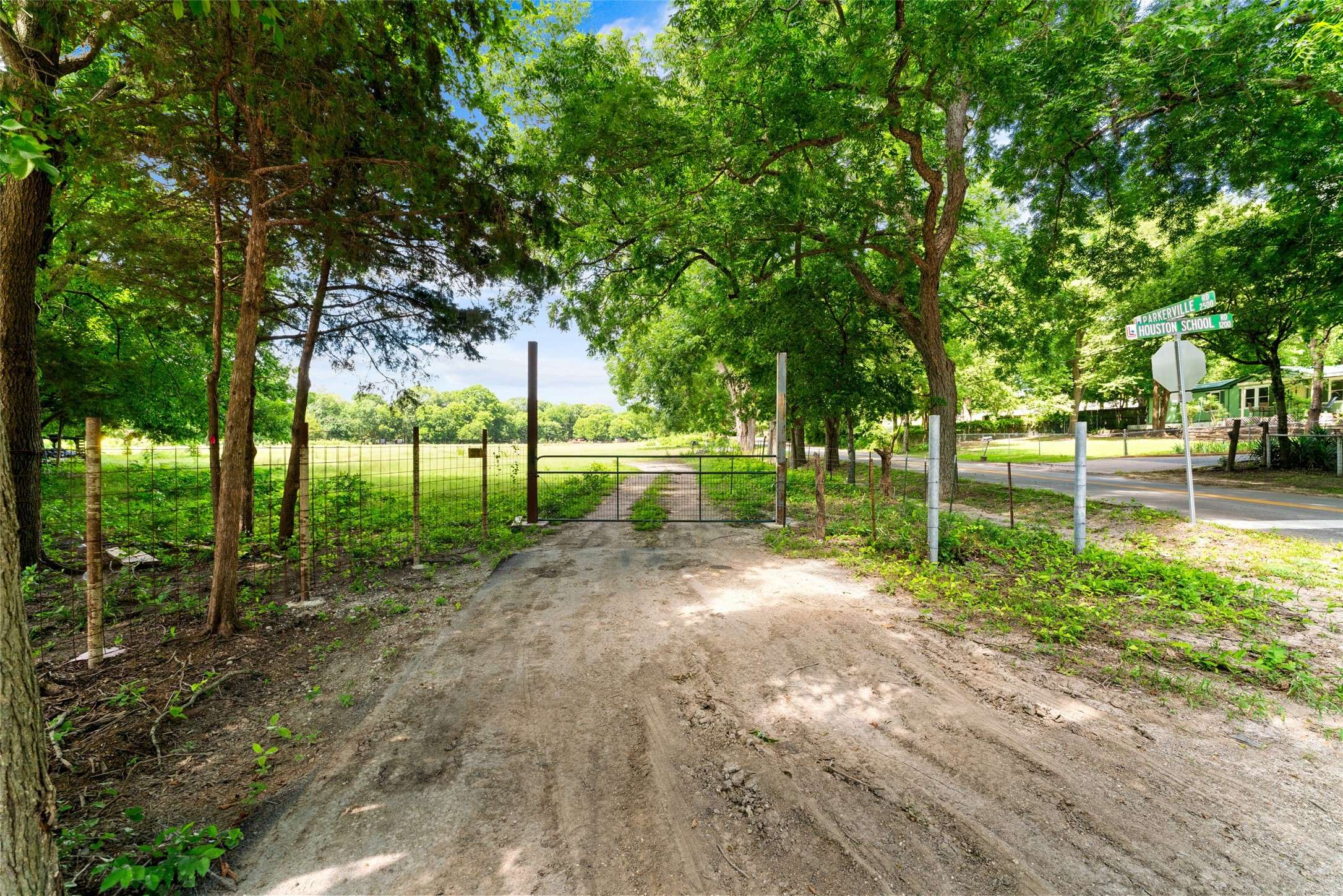 1213 S Houston School RD, Lancaster, TX 75146