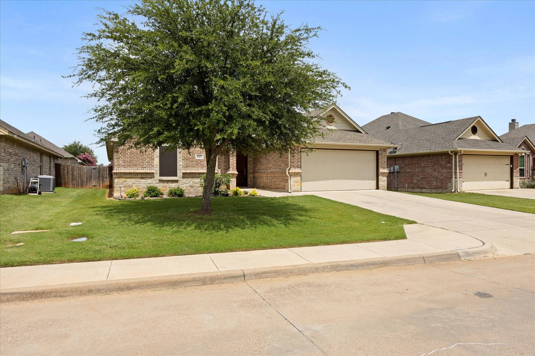 107 Donna CIR, Granbury, TX 76049
