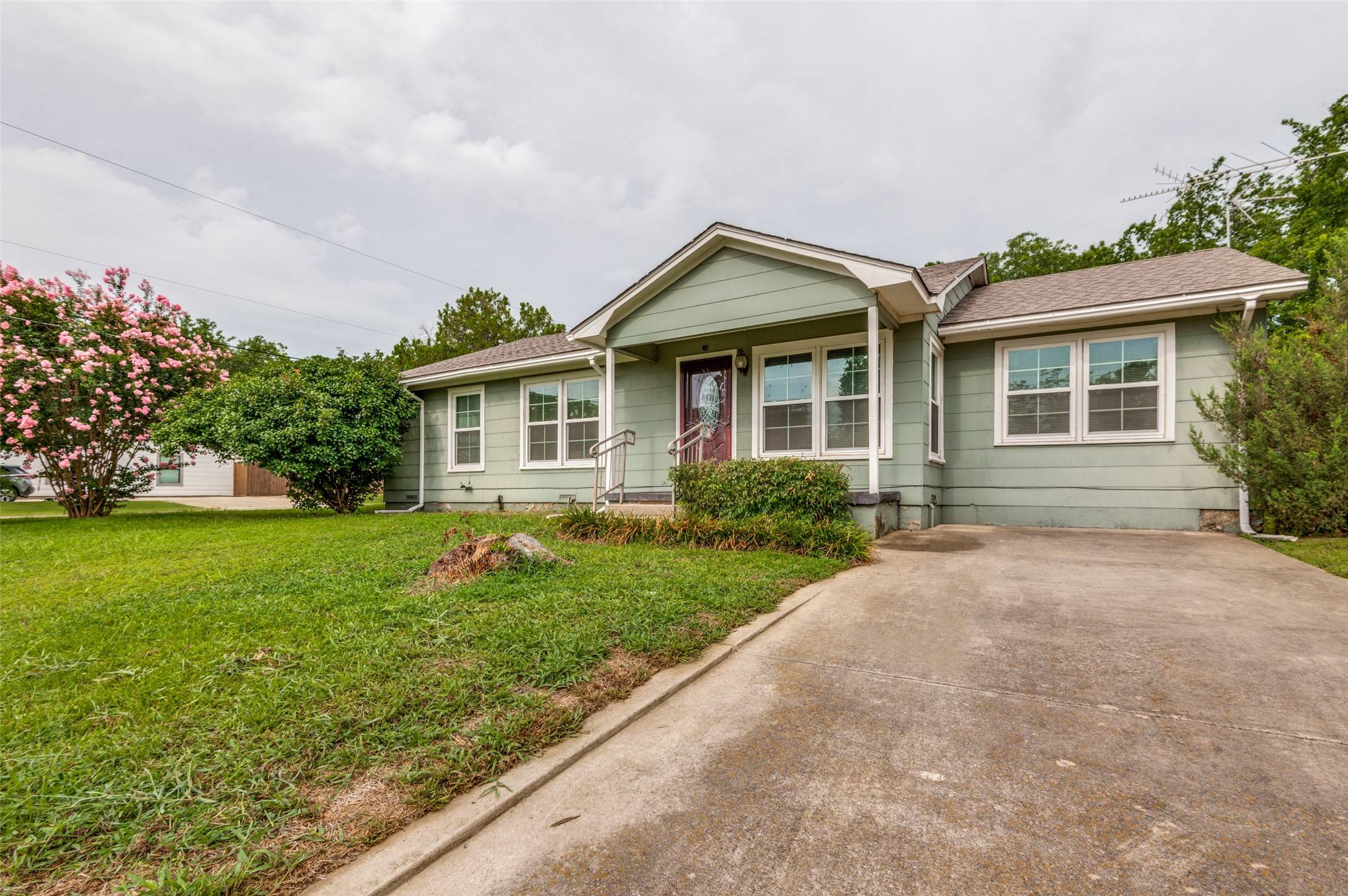 1901 Buck ST, Gainesville, TX 76240