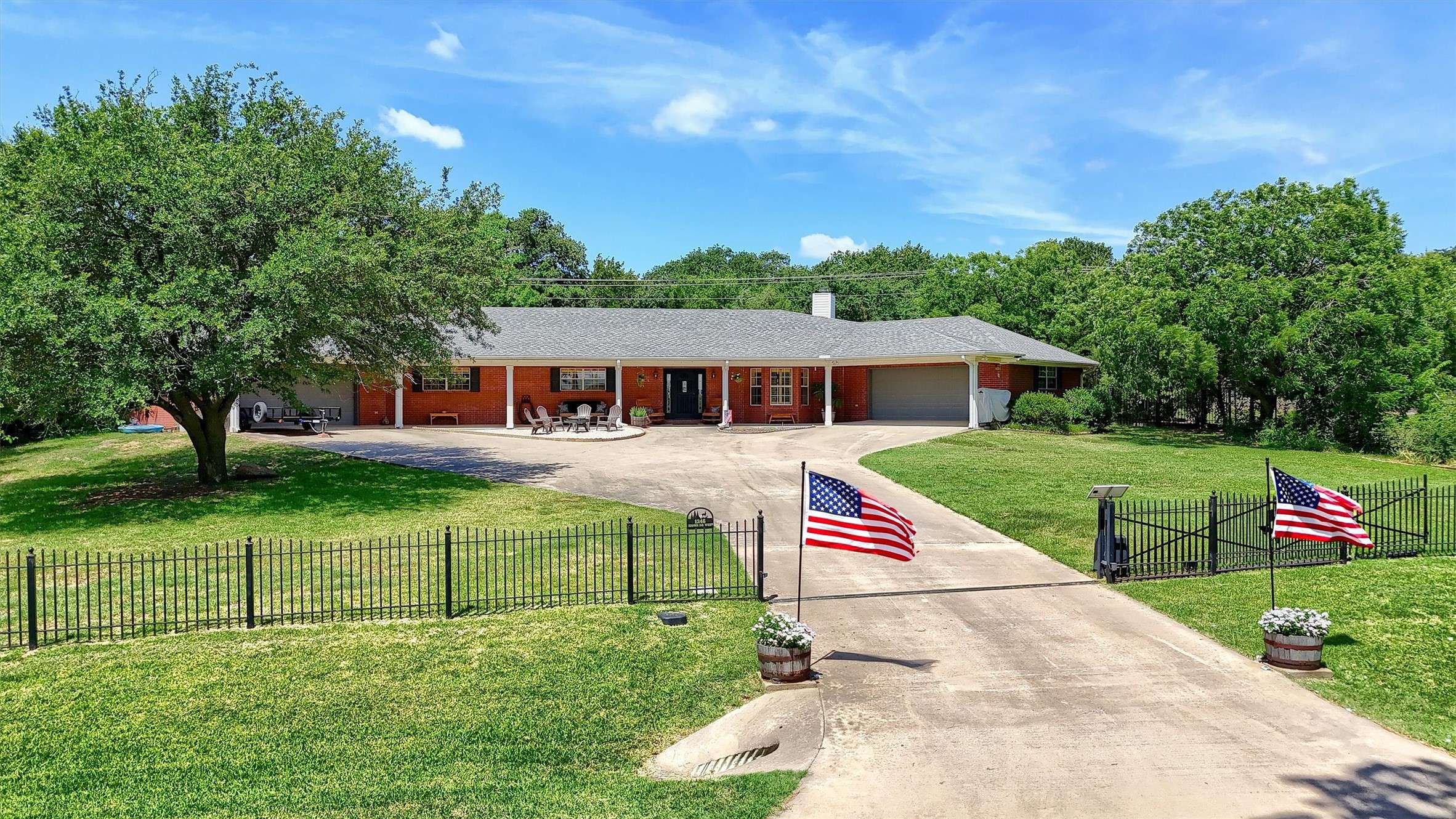 1246 Kiowa DR W, Lake Kiowa, TX 76240
