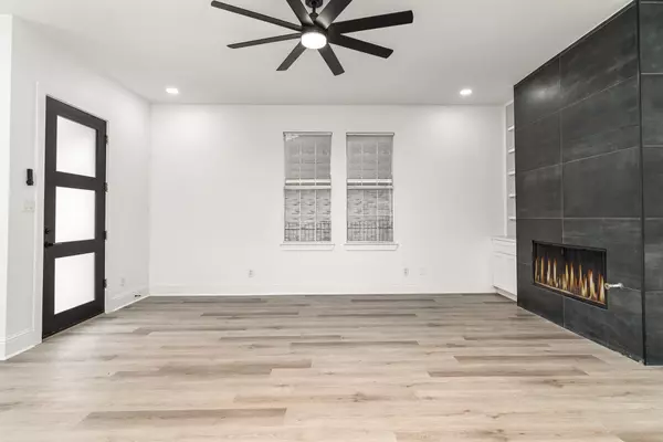 Dallas, TX 75219,2422 Vagas ST