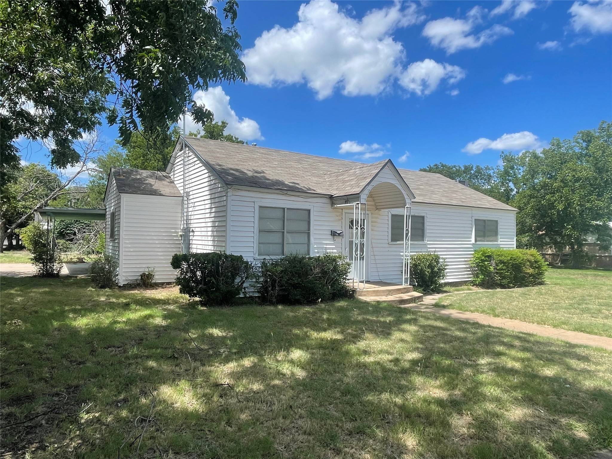 1016 W Cedar ST, Coleman, TX 76834