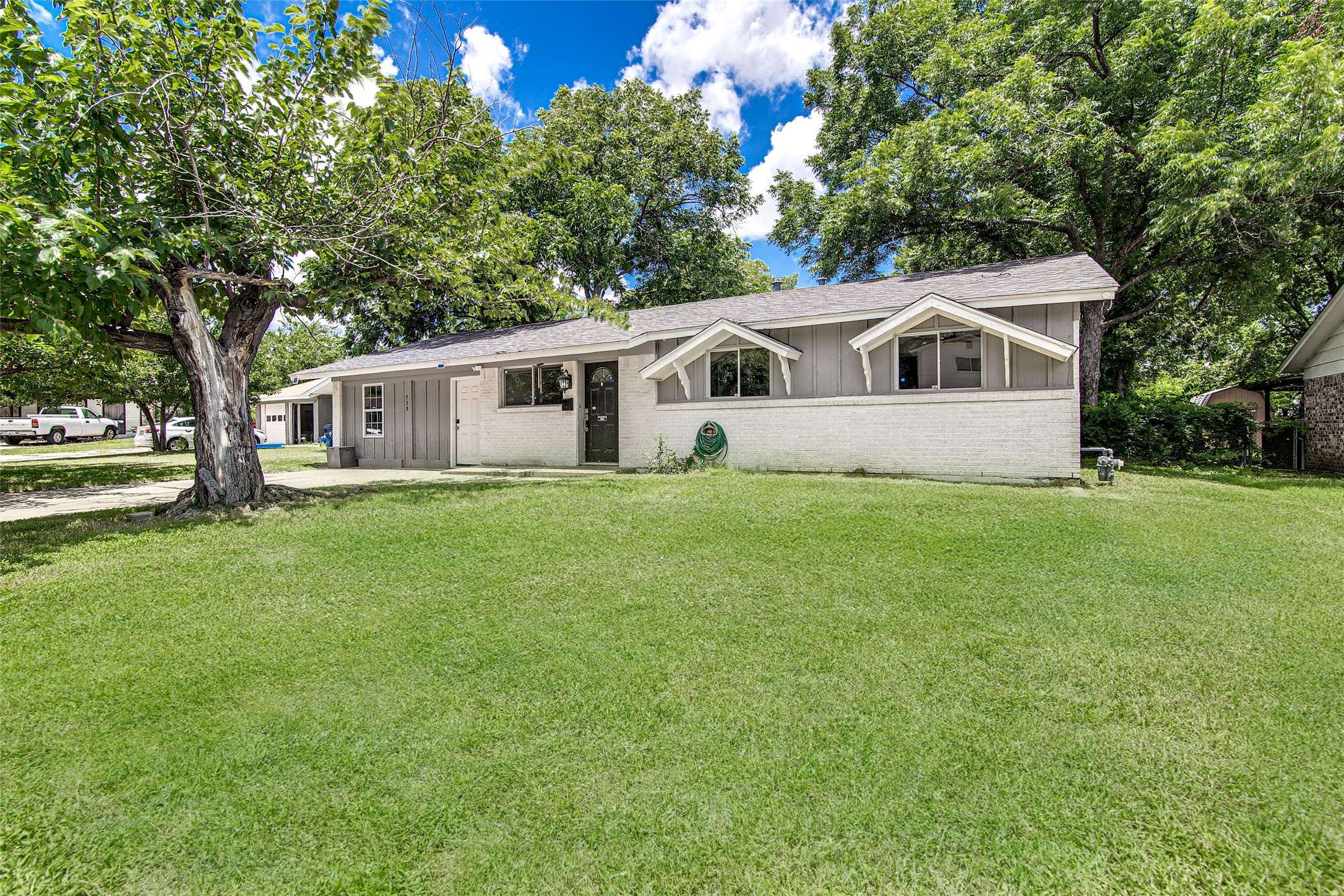 308 Sundown CT, Burleson, TX 76028
