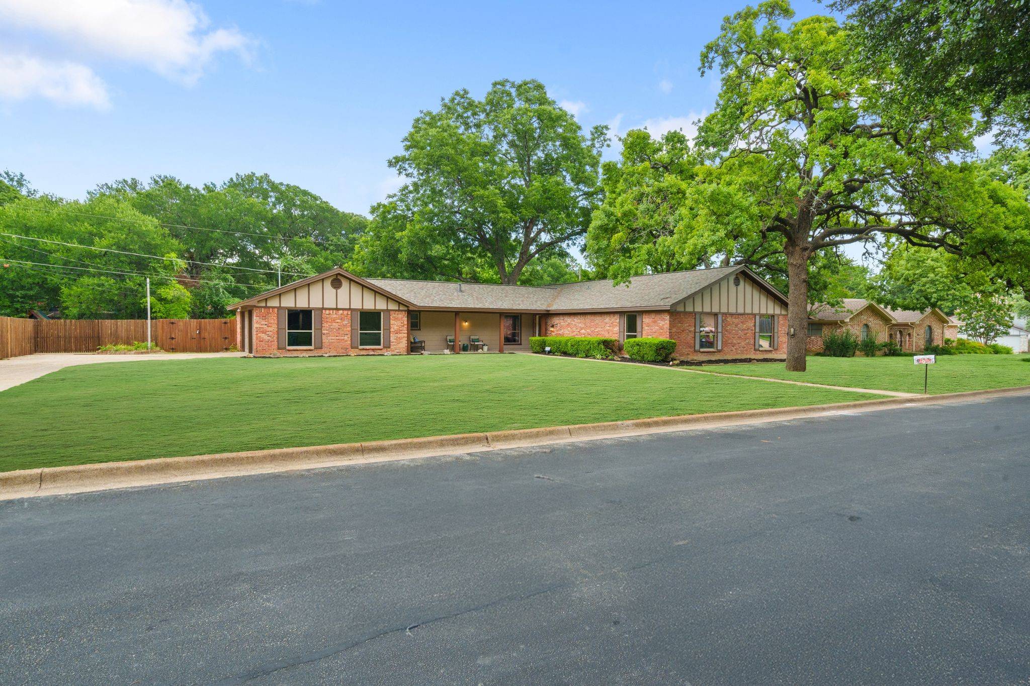 Hurst, TX 76053,532 Holder DR