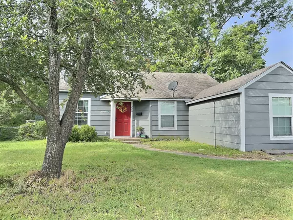 220 E Evans AVE, Bonham, TX 75418