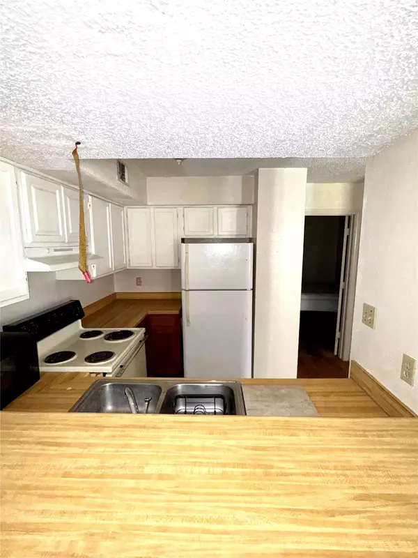 Dallas, TX 75243,9823 Walnut ST #L114