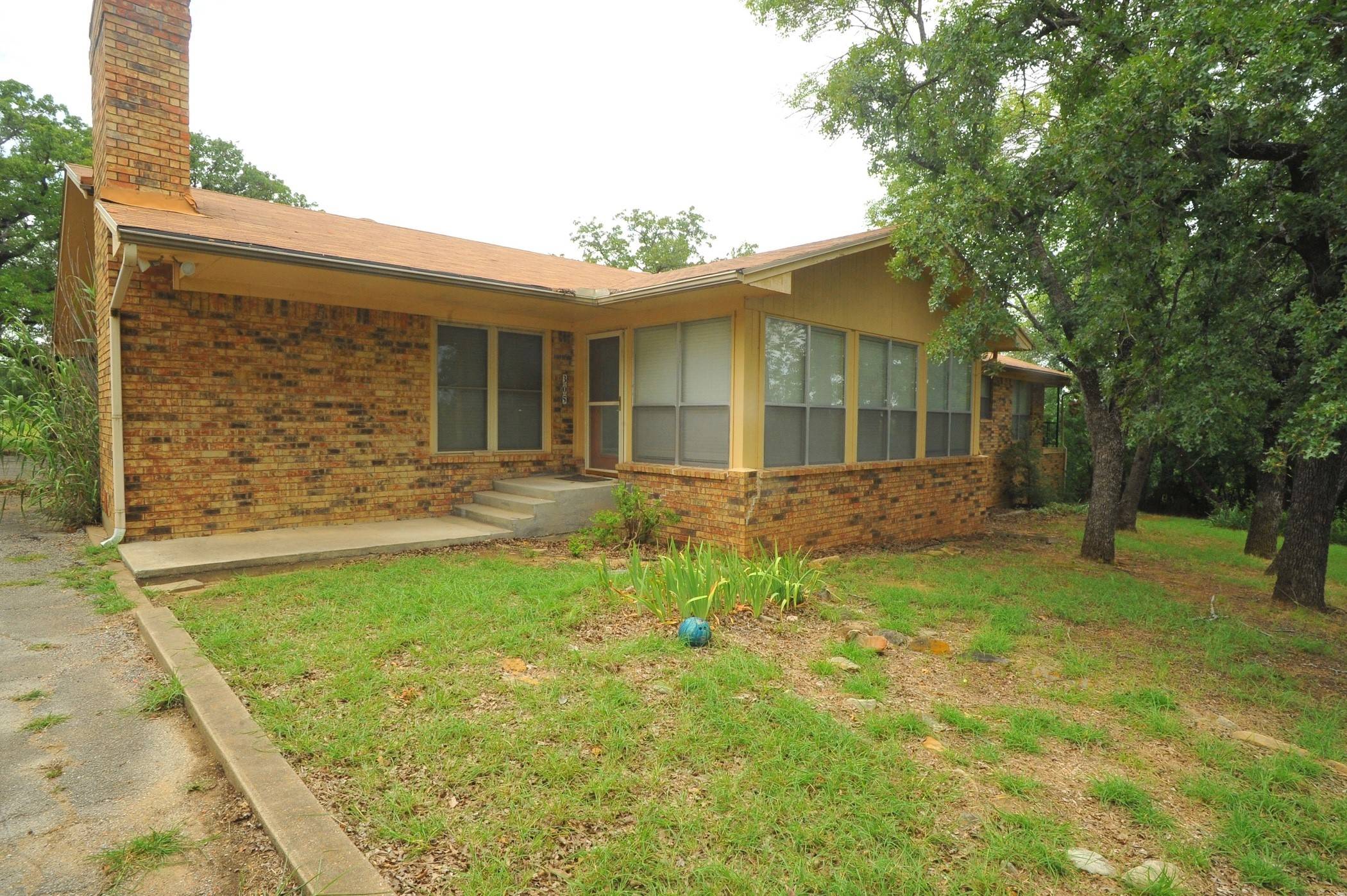 305 Shady Oaks DR, Runaway Bay, TX 76426