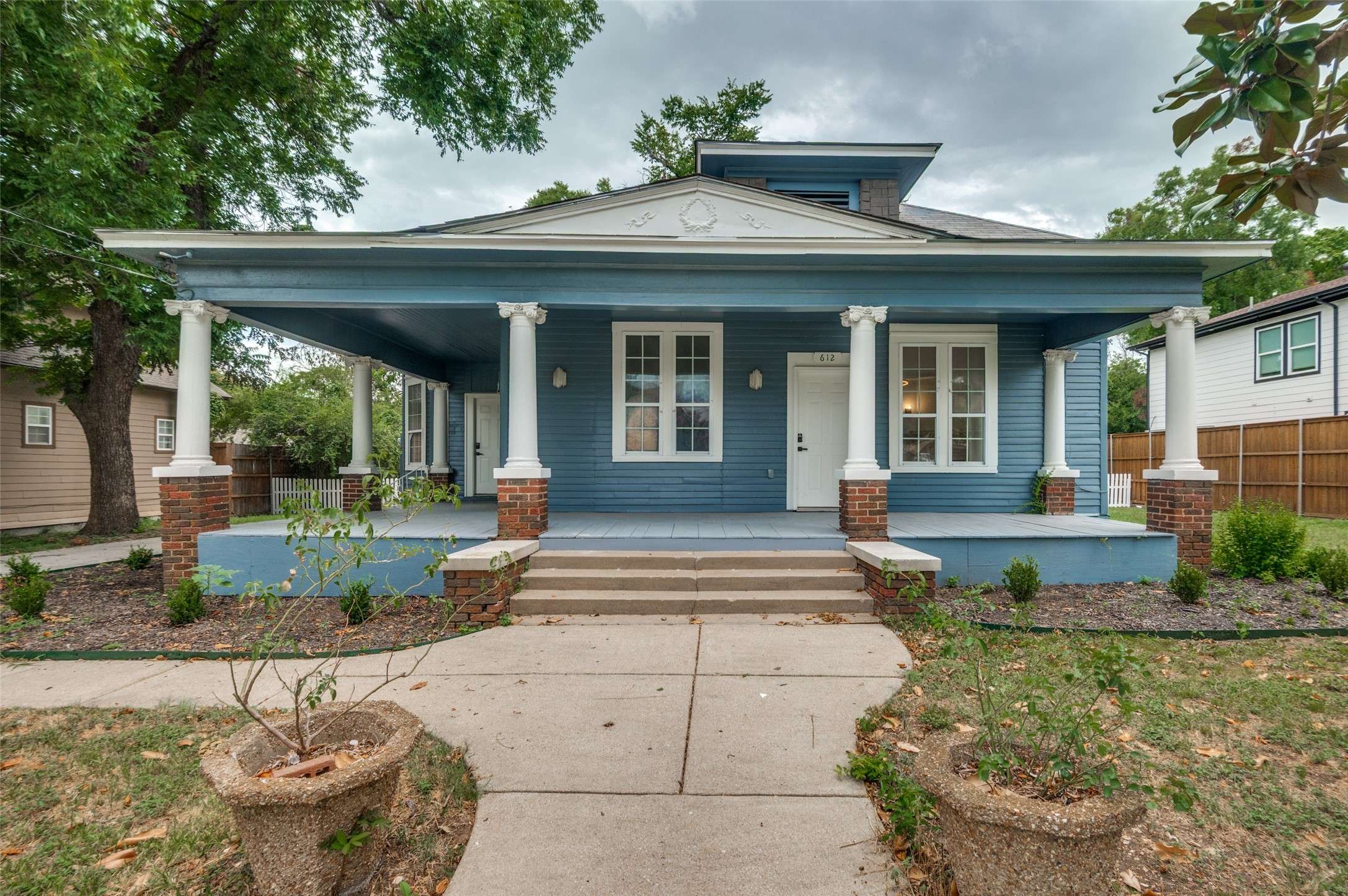 612 W 9th ST, Dallas, TX 75208