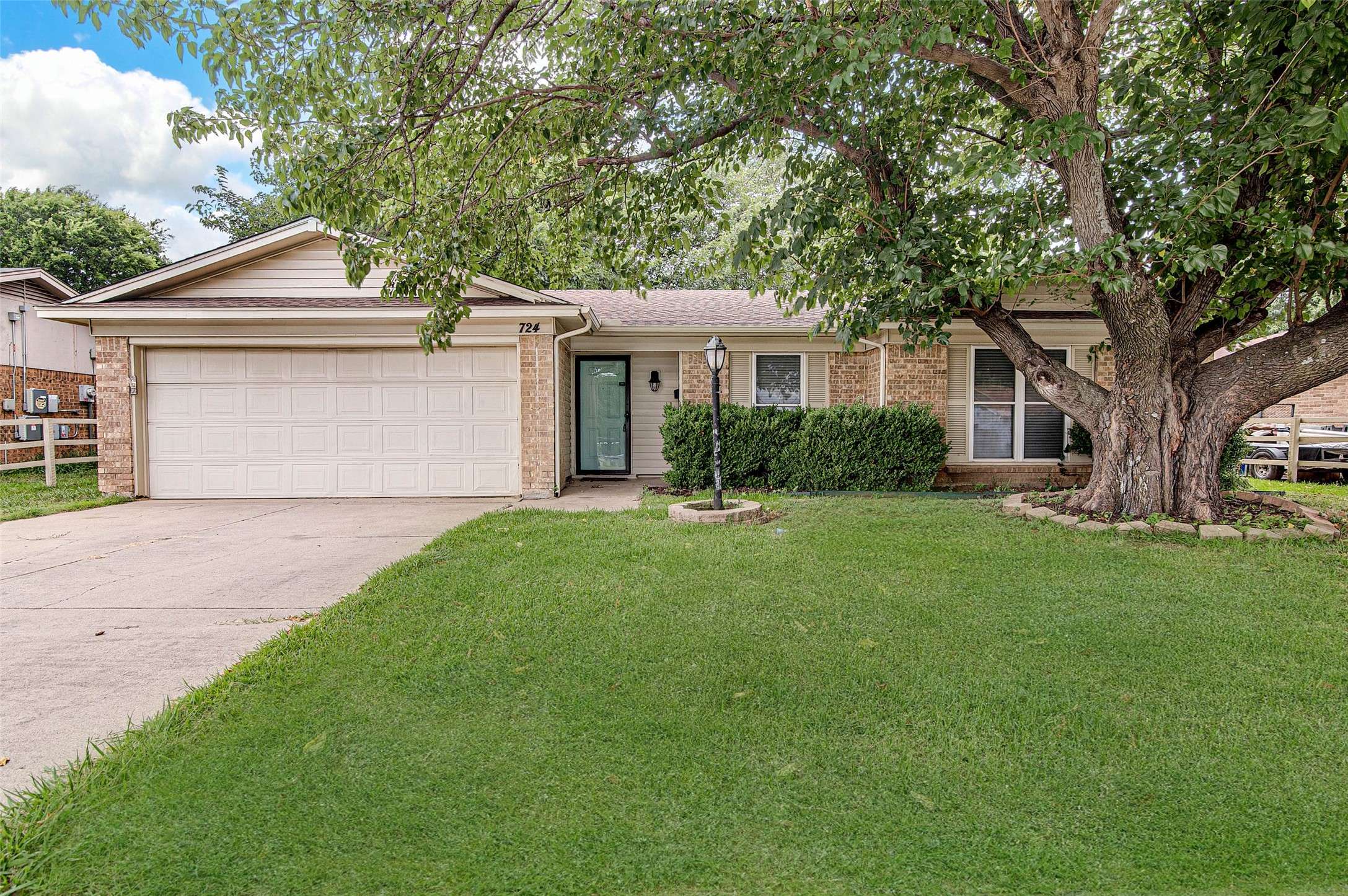 724 Sue Ann LN, Burleson, TX 76028