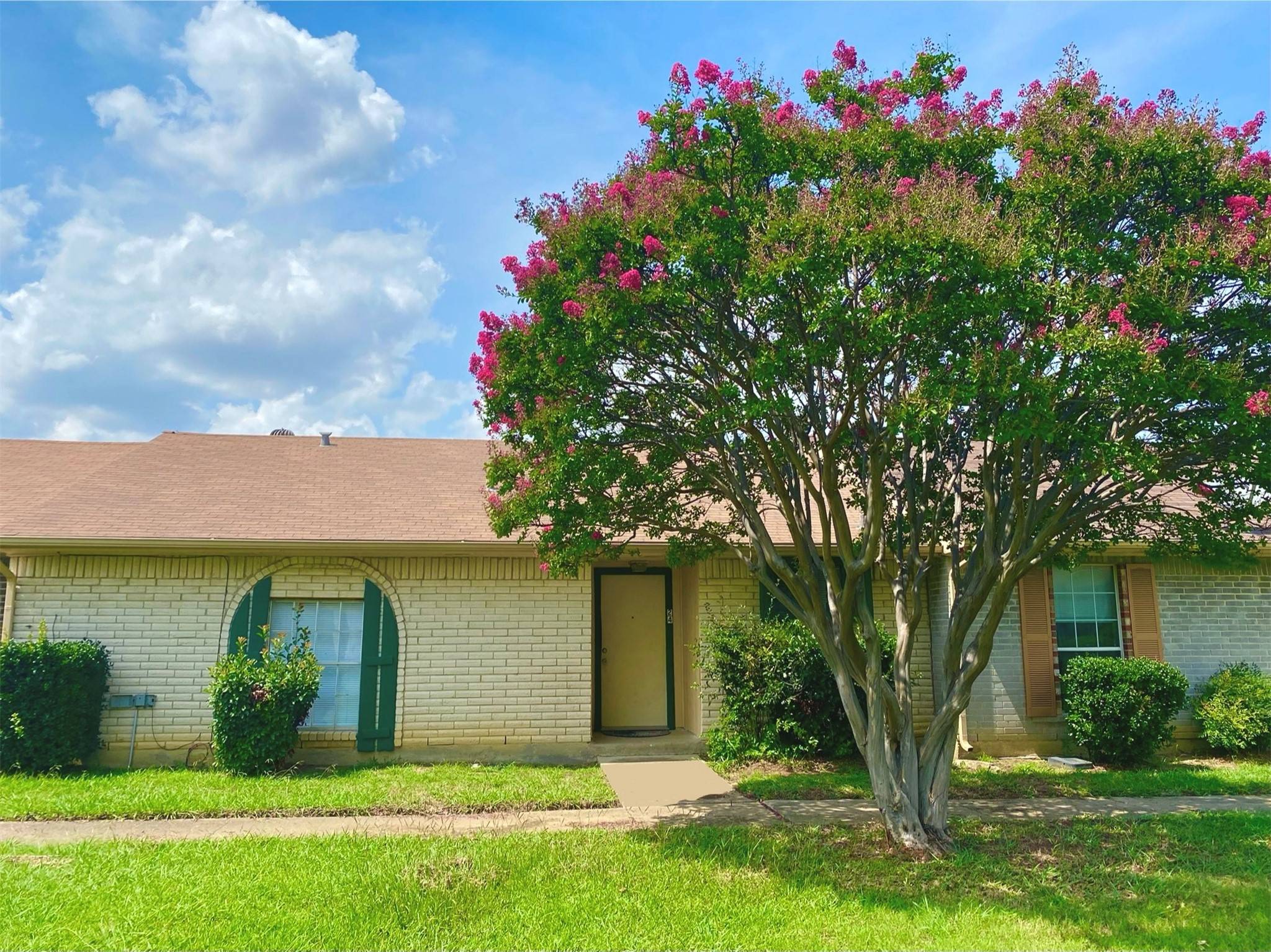 24 E Mountain Creek CT #13, Grand Prairie, TX 75052