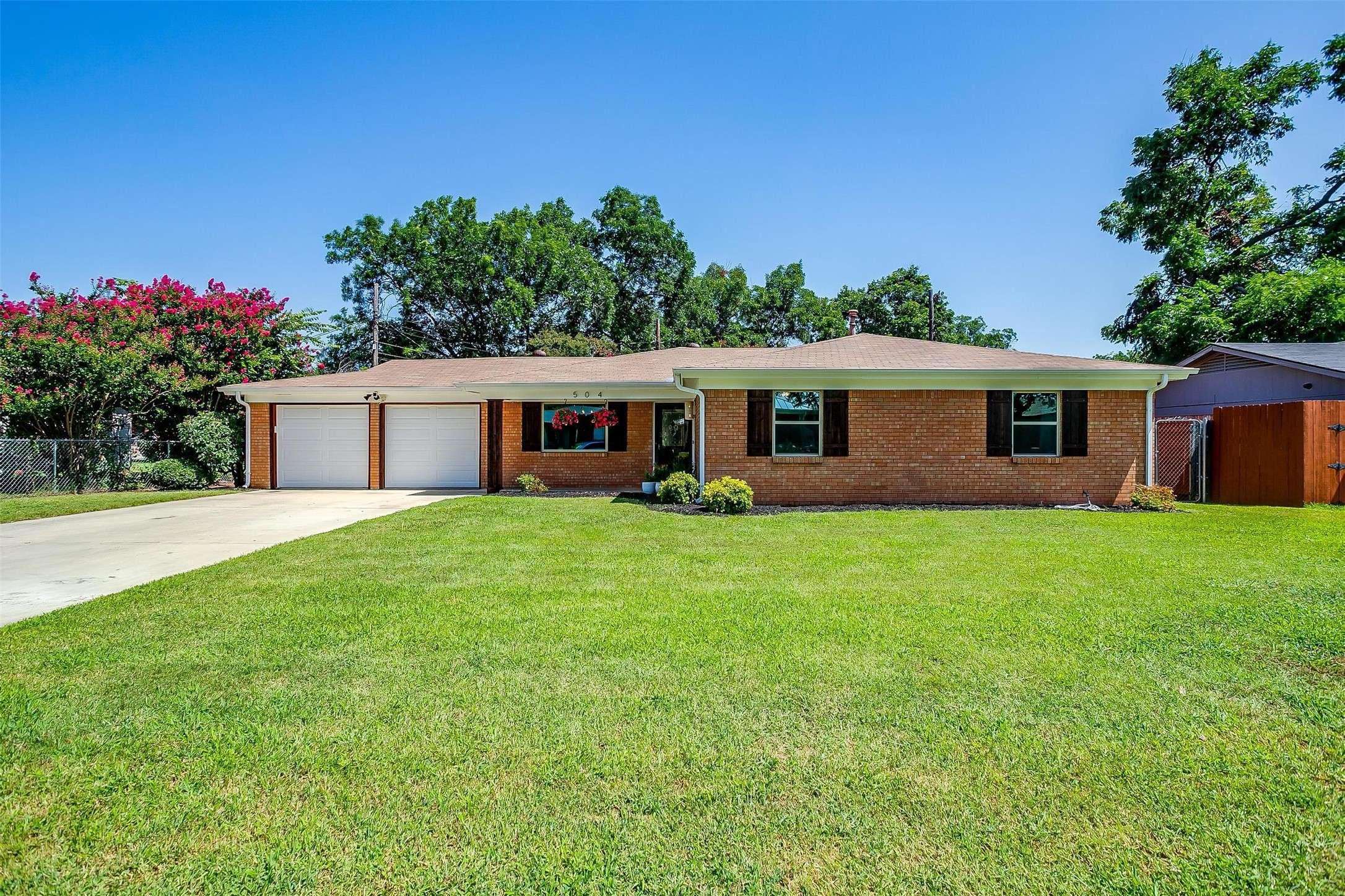 504 Woodcrest DR, Hurst, TX 76053