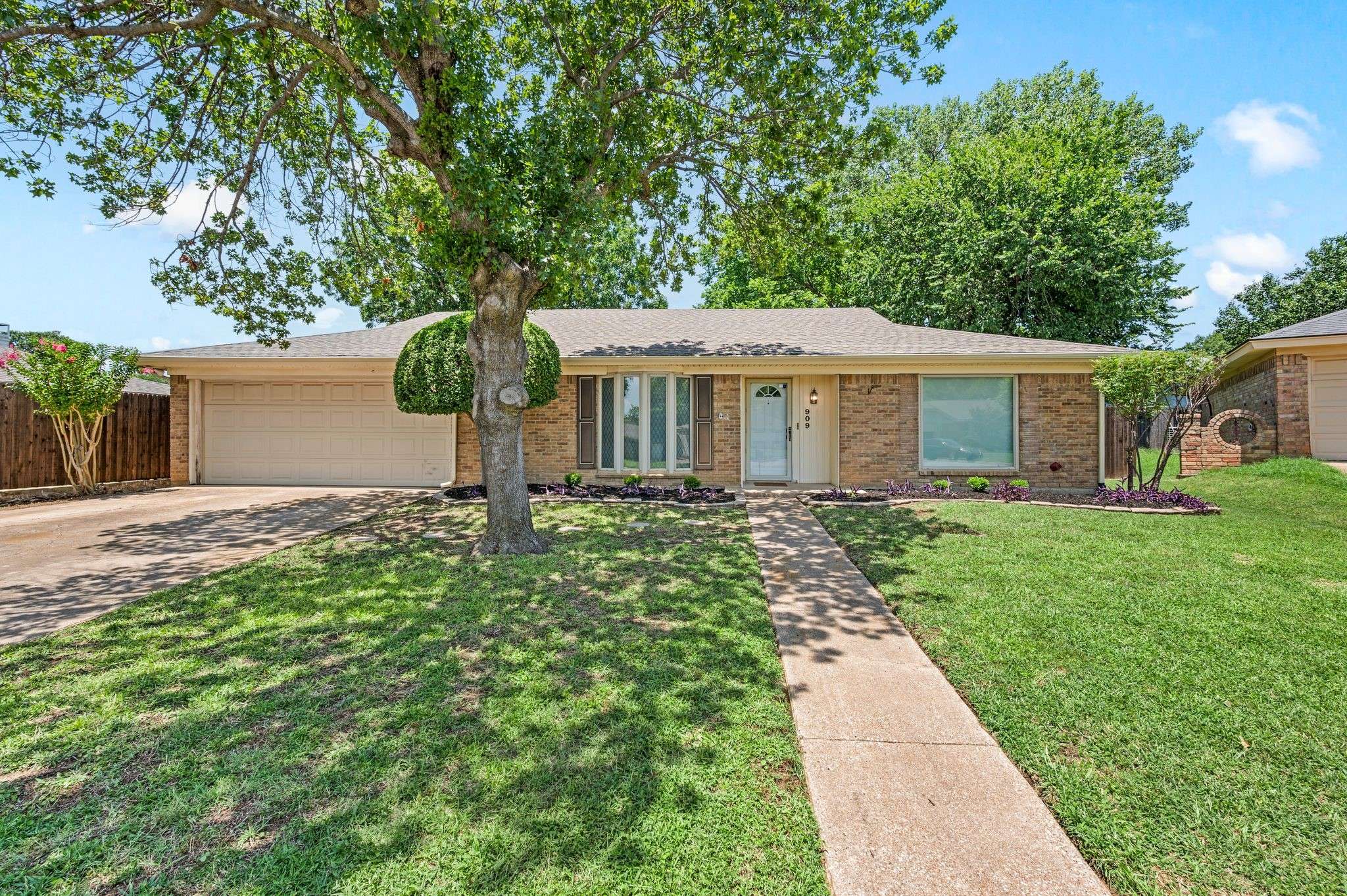 909 Ridge DR, Bedford, TX 76021
