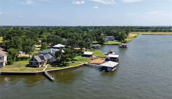 2213 N Wind DR, Kemp, TX 75143