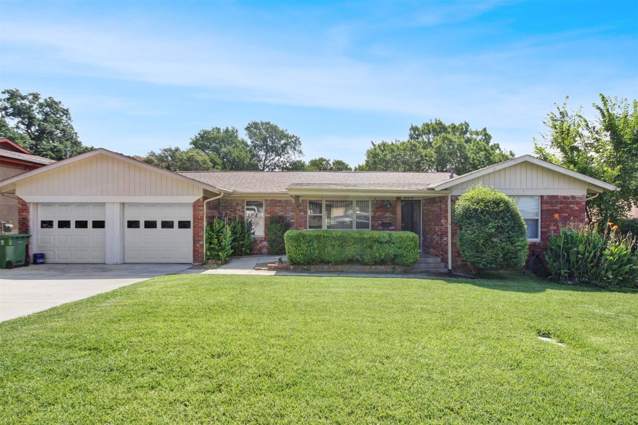 804 Lee DR, Bedford, TX 76022