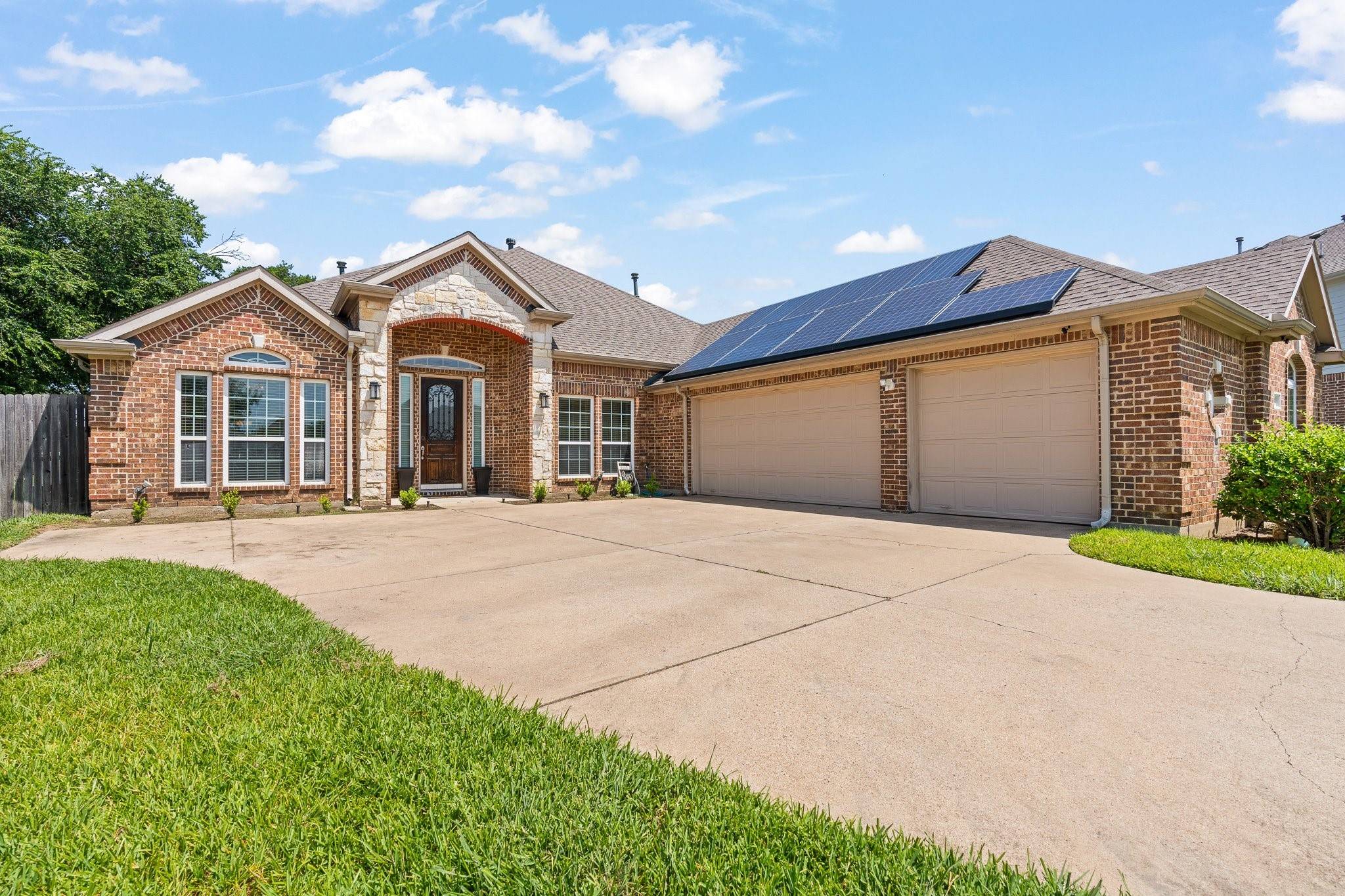 701 Keswick DR, Desoto, TX 75115