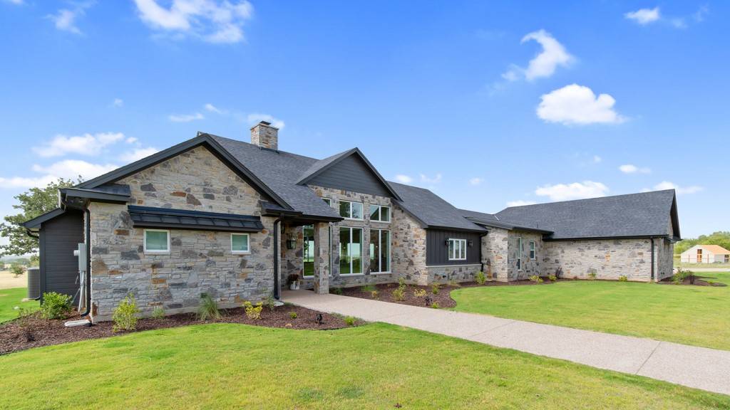 6300 Providence LN, Lipan, TX 76462