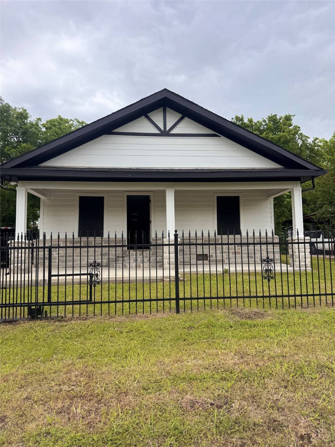 604 S Mckinney ST, Ennis, TX 75119