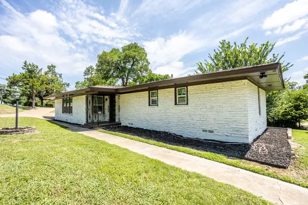 2207 Van Cleave DR, Dallas, TX 75216